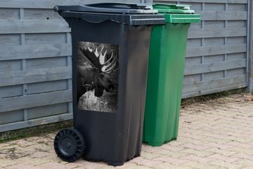 MuchoWow Wandsticker Elch mit großem Geweih aus der Nähe - schwarz-weiß (1 St), Mülleimer-aufkleber, Mülltonne, Sticker, Container, Abfalbehälter