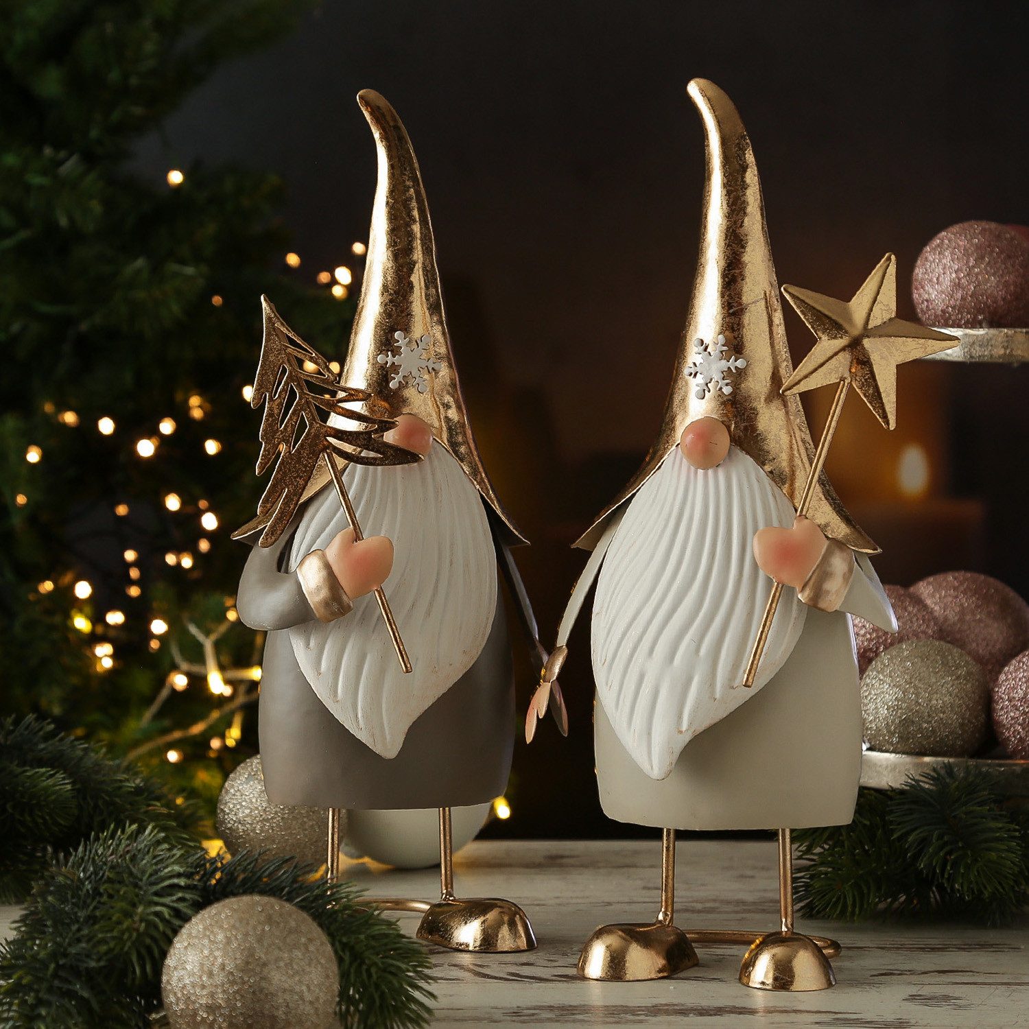 MARELIDA Weihnachtsfigur Weihnachtswichtel mit Baum Dekofigur aus Metall Zwerg Gnom 35cm