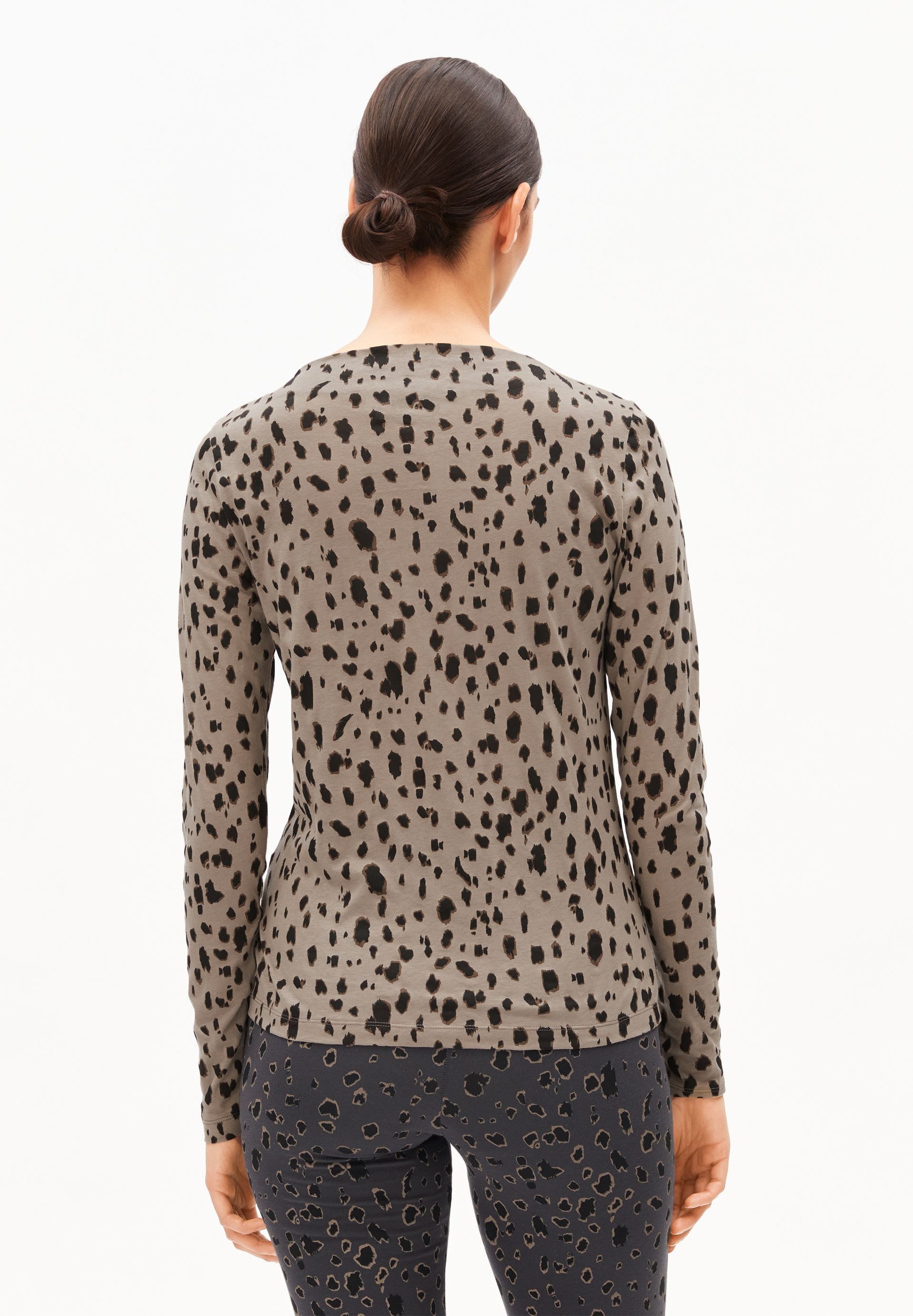 Armedangels Longsleeve LEO Longsleeve aus Bio-Baumwolle mit Leo-Print Slim Fit – Bild 4 von 5