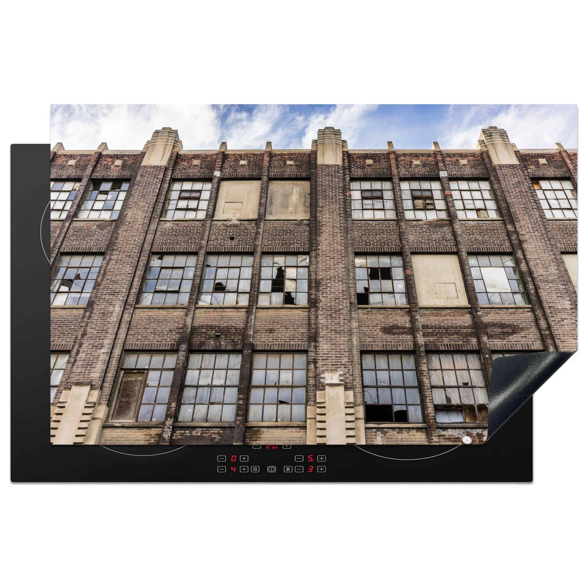 MuchoWow Herdblende-/Abdeckplatte Verlassenes Gebäude mit eingeschlagenen Fenstern, Vinyl, (1 tlg), 81x52 cm, Induktionskochfeld Schutz für die küche, Ceranfeldabdeckung