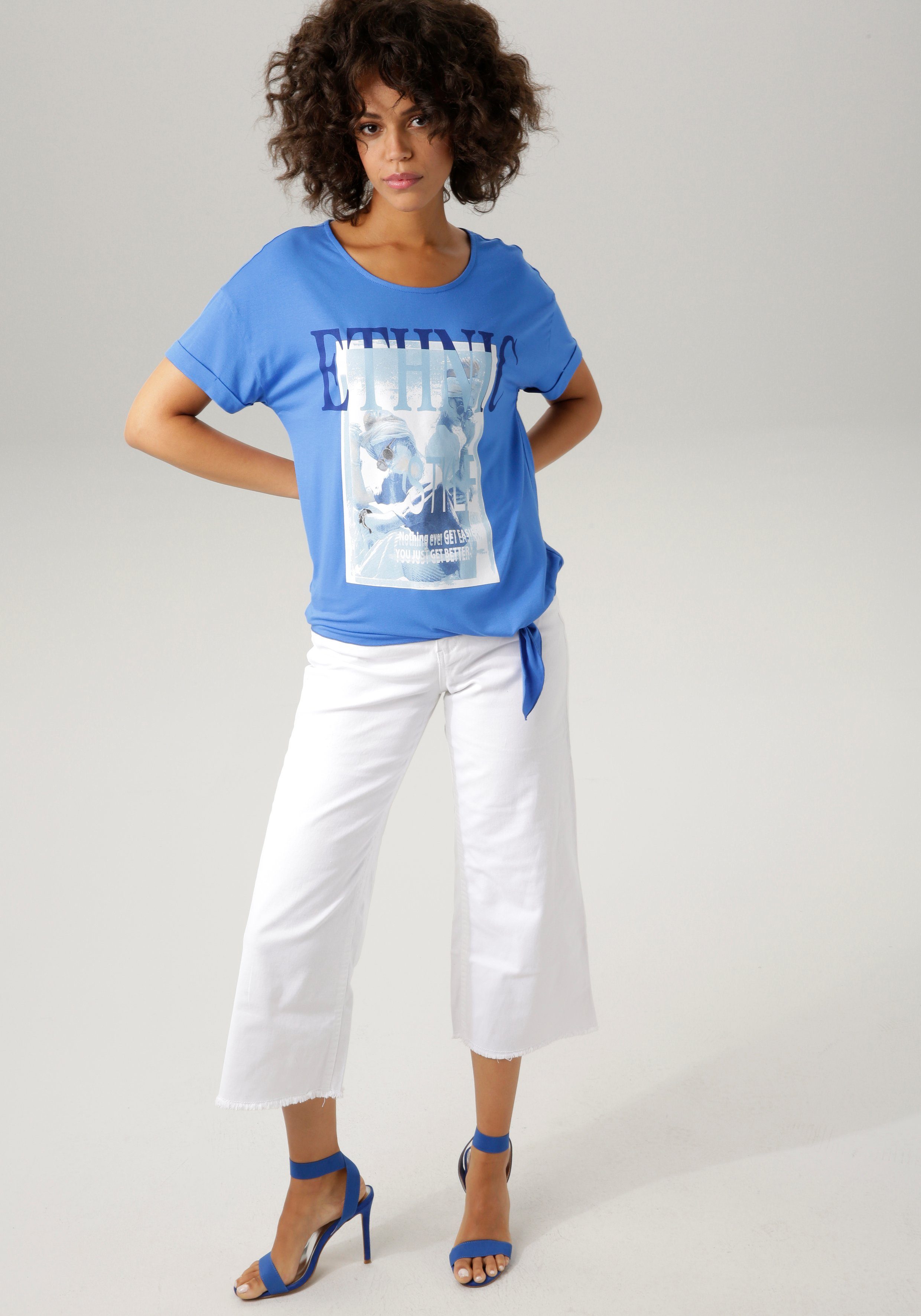 ausdrucksstarkem "ethnischem" T-Shirt Aniston mit royalblau-marine-wollweiß-hellpetrol-sand-schwarz CASUAL Frontdruck