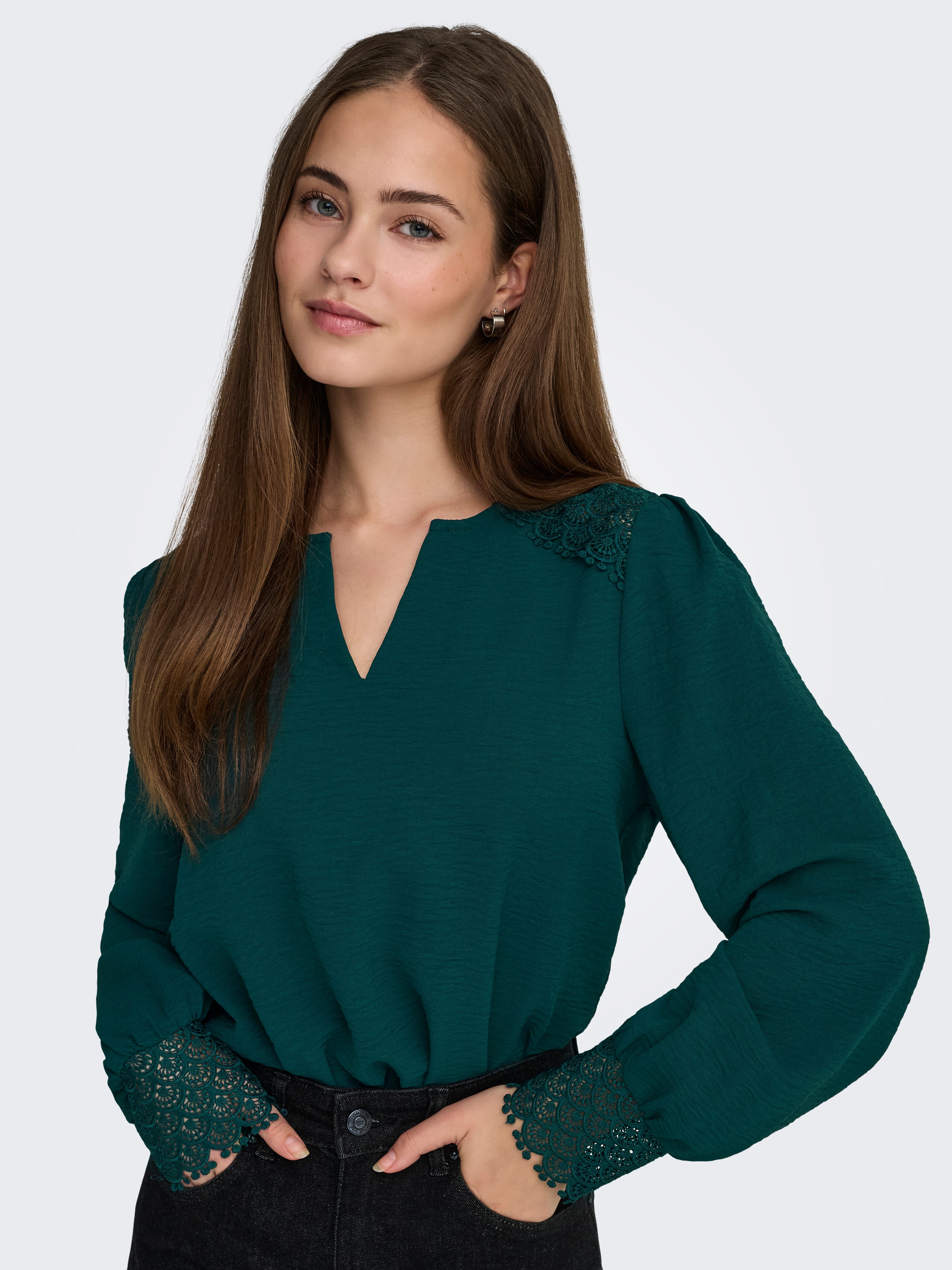ONLY Langarmbluse ONLCERENA METTE L/S LACE VNECK TOP WVN Kunstfaser, regular fit, V-Ausschnitt