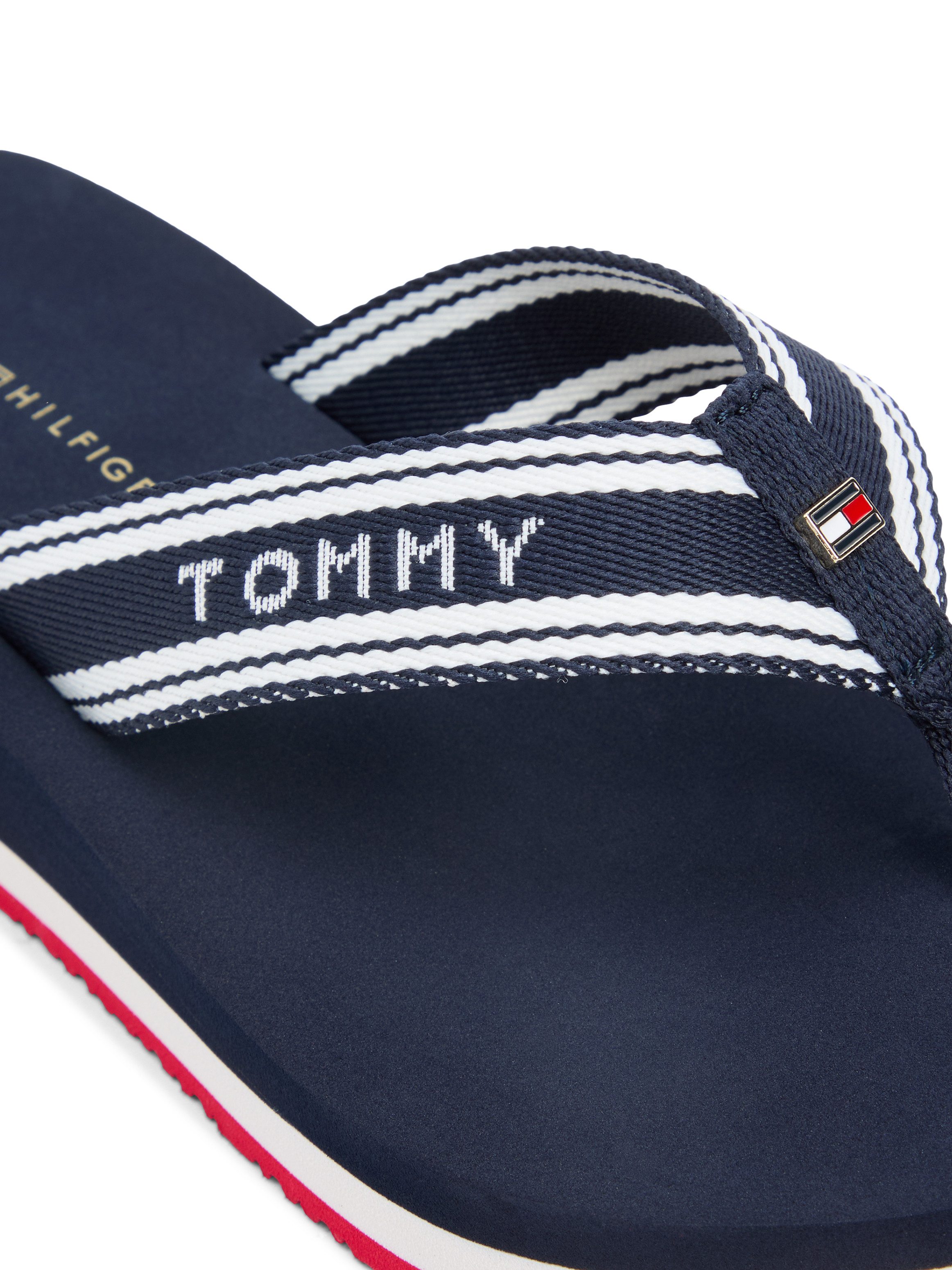 Tommy Hilfiger TH FLAG PRINT SUMMER SANDAL Zehentrenner Keilabsatz, Plateau, Sommerschuh, Dianette mit gestreifter Bandage