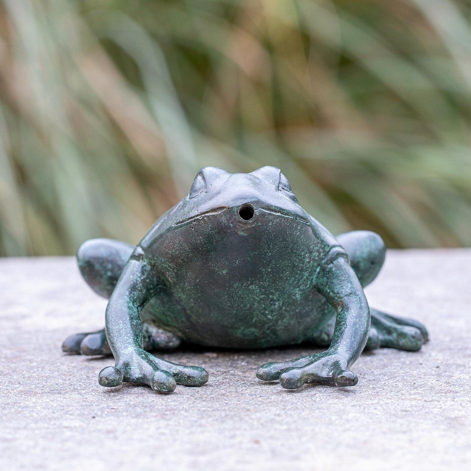 Gartenfigur IDYL Bronze-Skulptur Grüner Frosch Wasserspeiend