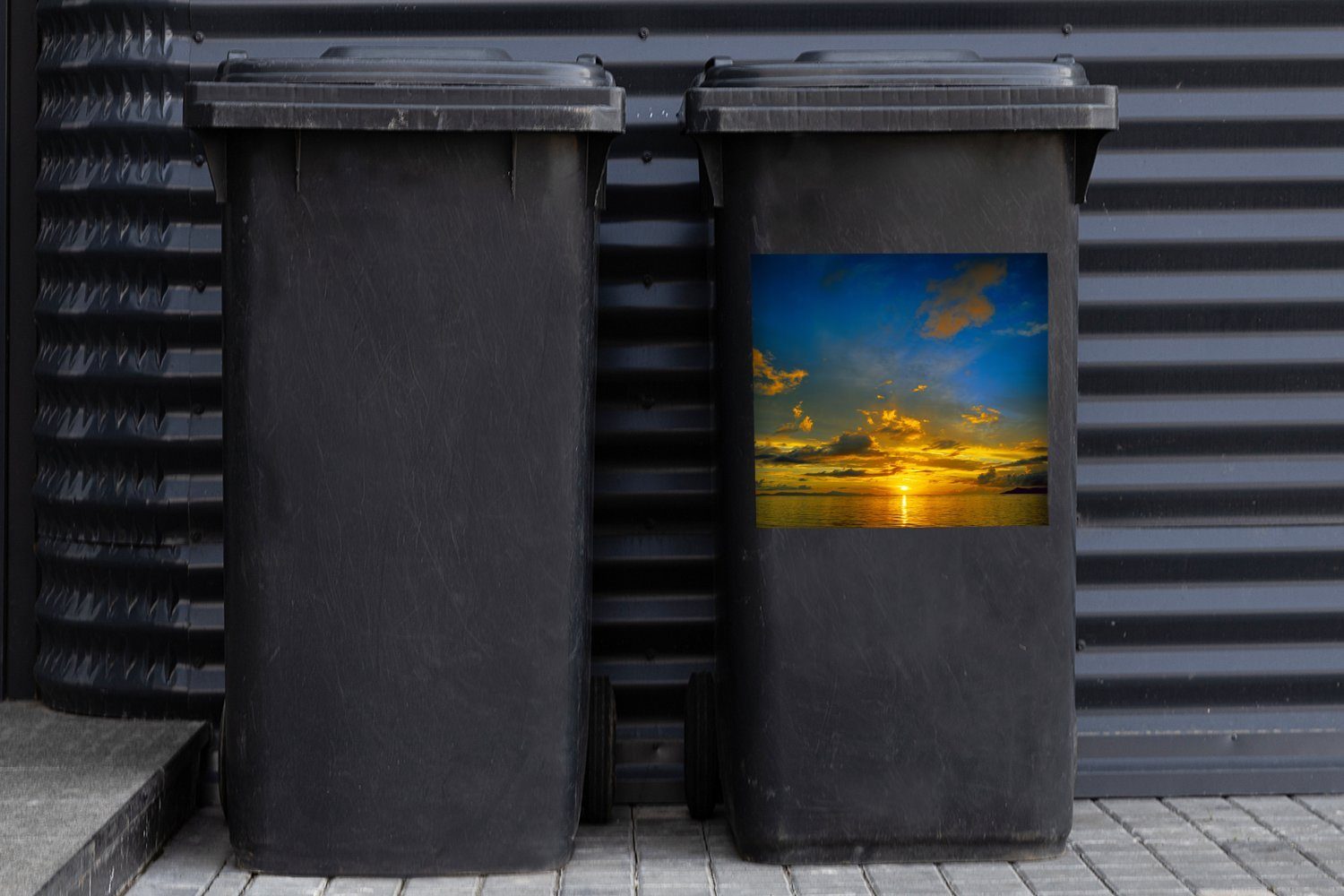 (1 Mülleimer-aufkleber, Abfalbehälter Oranger Sonnenuntergang Himmel St), Container, Mülltonne, mit Wandsticker MuchoWow blauem Sticker,