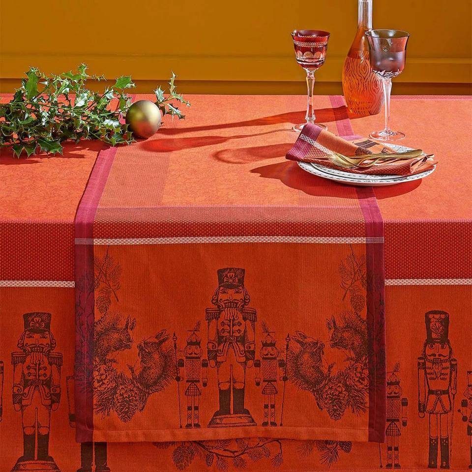 Garnier Thiebaut Tischläufer Casses Noisettes Rouge Festif von