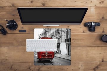MuchoWow Gaming Mauspad Schwarz-Weiß-Foto eines alten roten Zuges (1-St), Mousepad mit Rutschfester Unterseite, Gaming, 40x40 cm, XXL, Großes