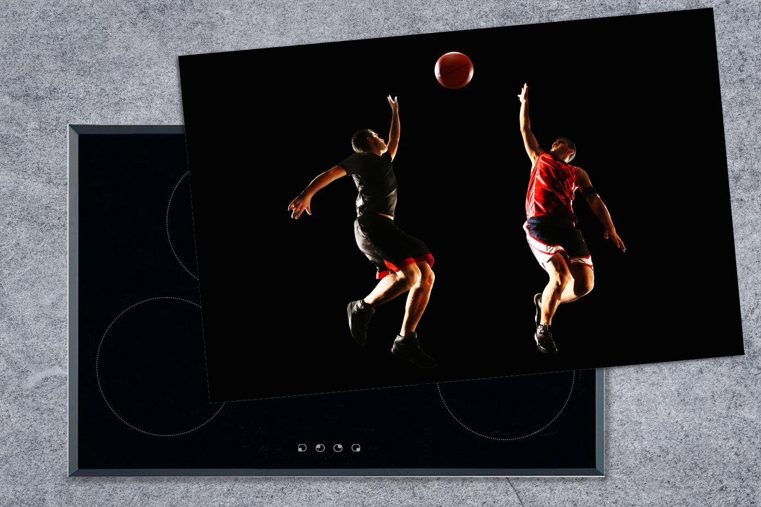 Basketballspieler Induktionskochfeld Schutz MuchoWow Ceranfeldabdeckung springen um den (1 für die Vinyl, Ball, 81x52 cm, tlg), küche, Zwei Herdblende-/Abdeckplatte