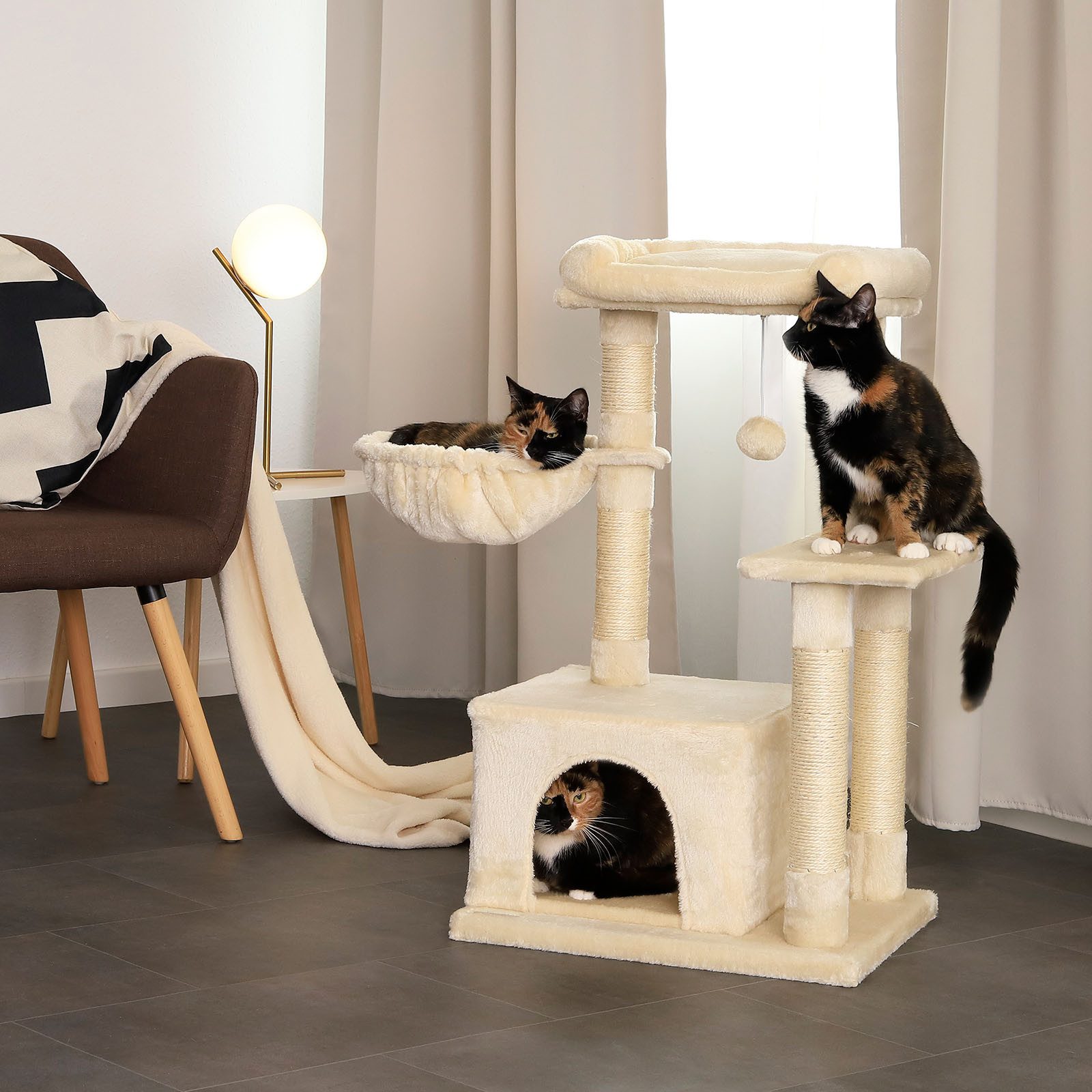 lionto Kratzbaum platzsparend & kompakt, 85 cm beige, Katzenkratzbaum mit Spielball, Sisalstamm & Kratzfläche