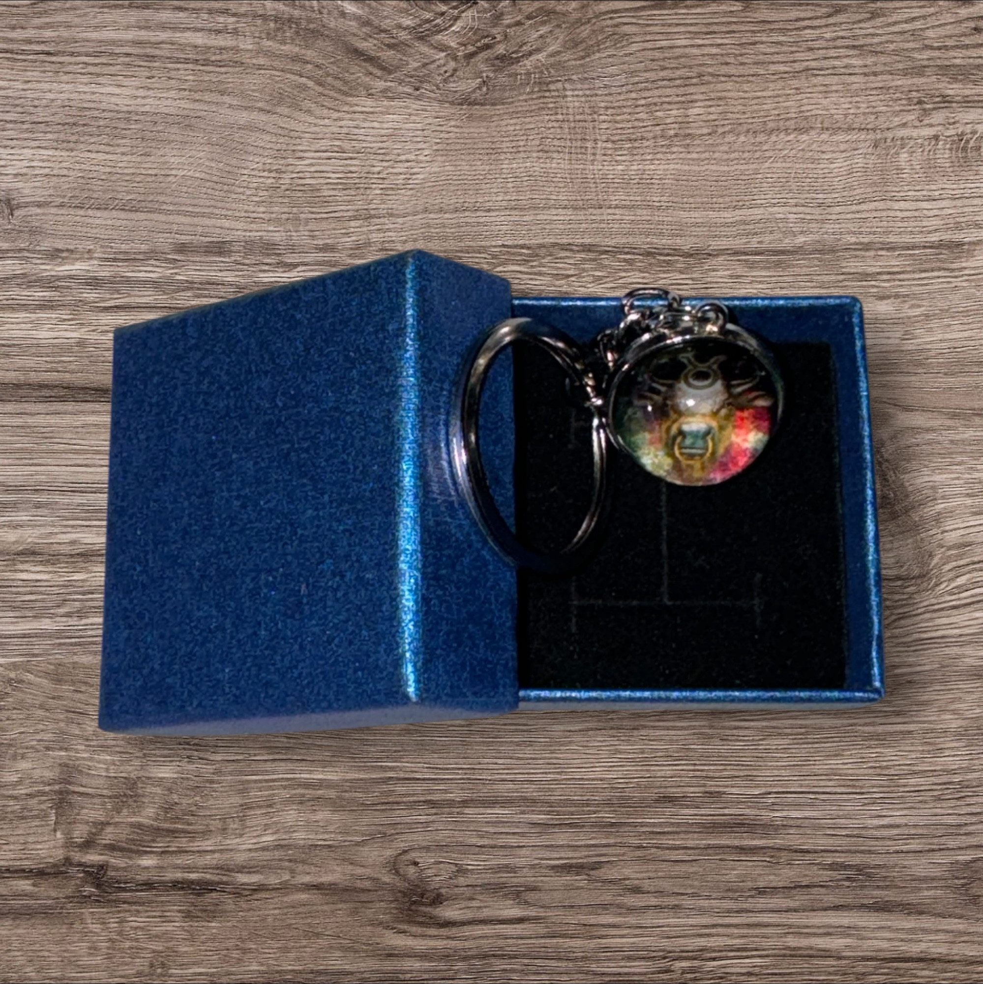 Stelby Schlüsselanhänger mit Gravur Stier Sternzeichen Schlüsselanhänger 3D mit Geschenkbox (Weihnachtsgeschenk, Geburtstagsgeschenk, Valentinstaggeschenk, Gravur mit Glow-Effekt), langlebig, pflegeleicht, unisex
