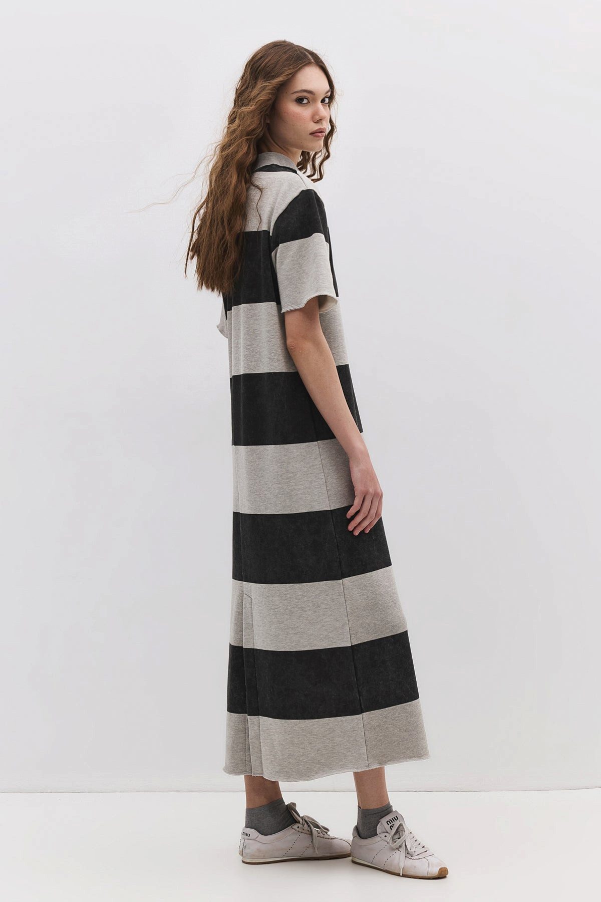 No Matter What Maxikleid Gestreiftes Maksikleid mit geschlossenem Halsausschnitt und Schlitz