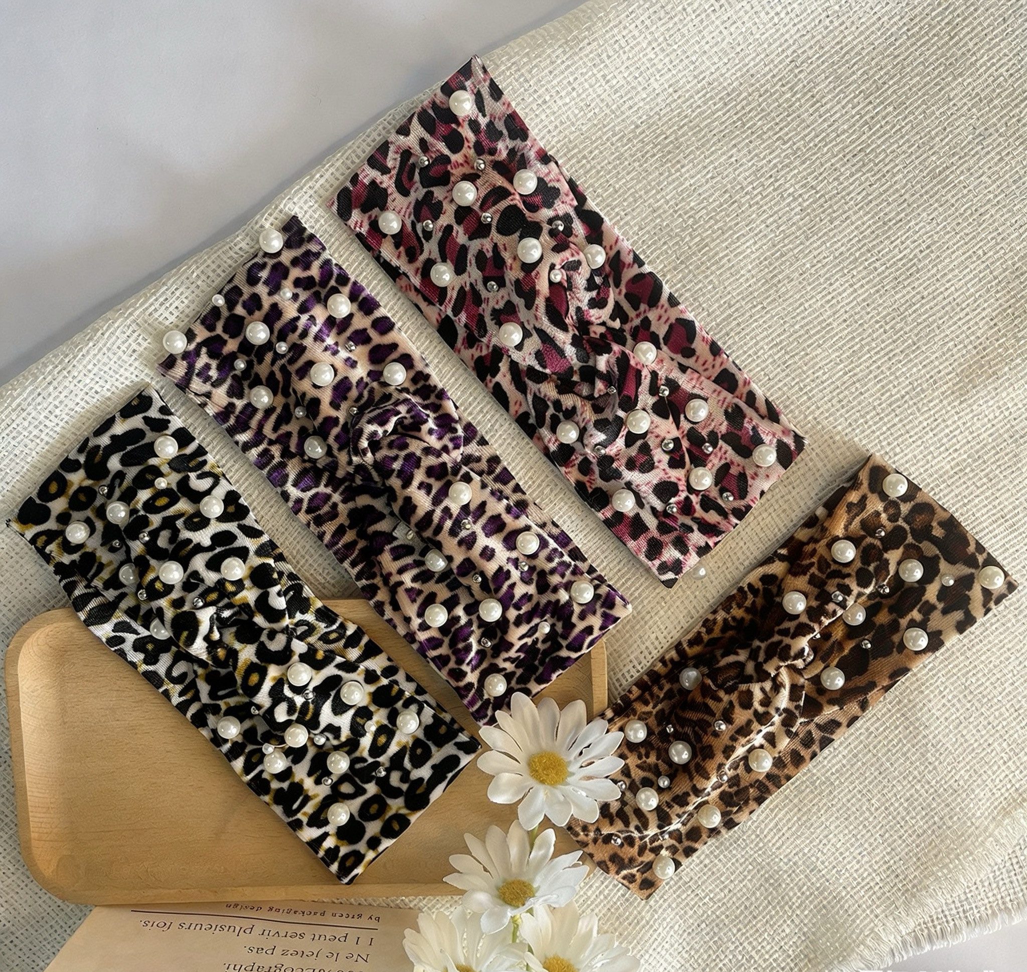 HoyoLee Handels GmbH Haargummi Elegante Haargummi Samt Leopardmuster Perle Haarband Alltag & Party