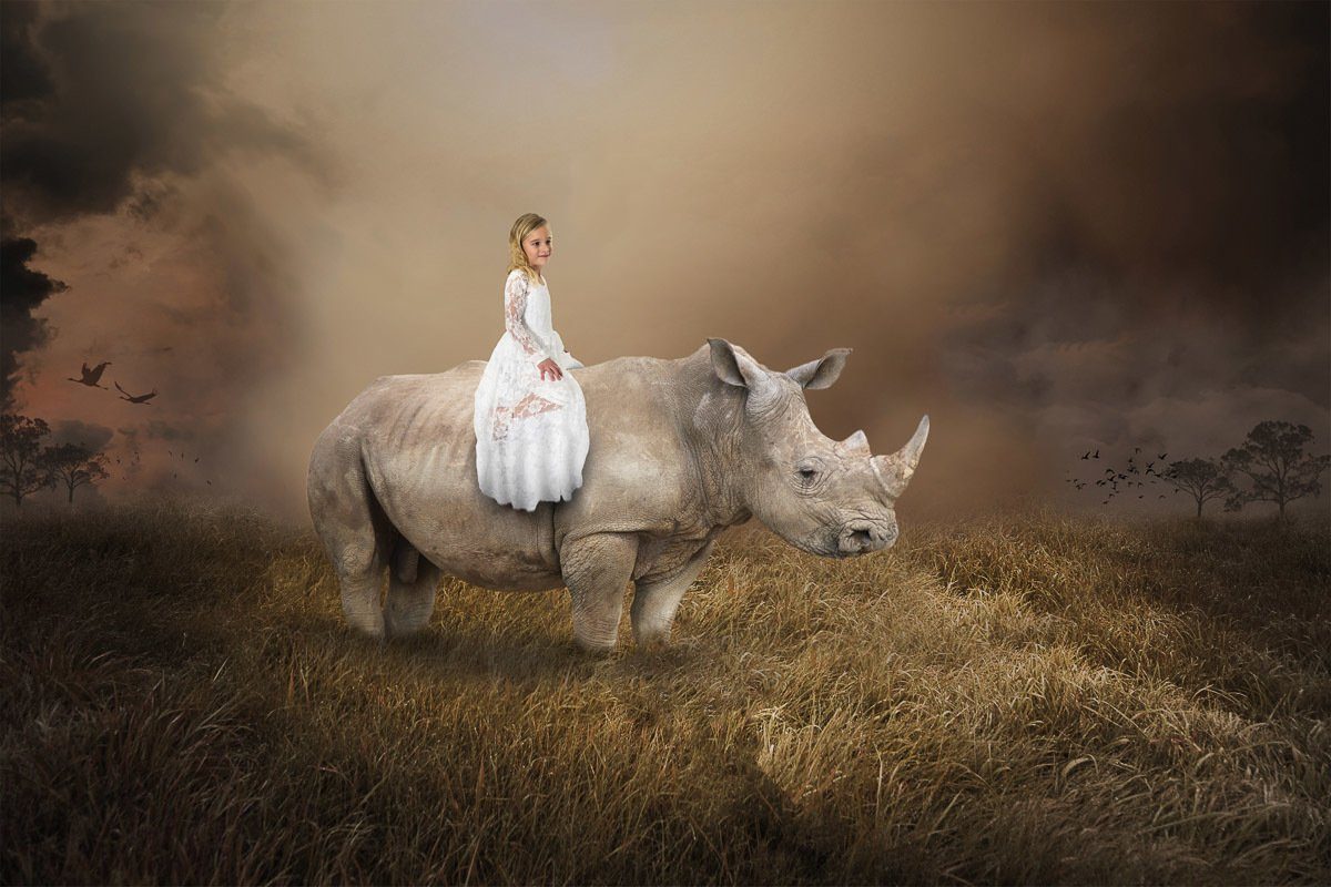 Papermoon Fototapete Surreales Mädchen, das Nashorn reitet