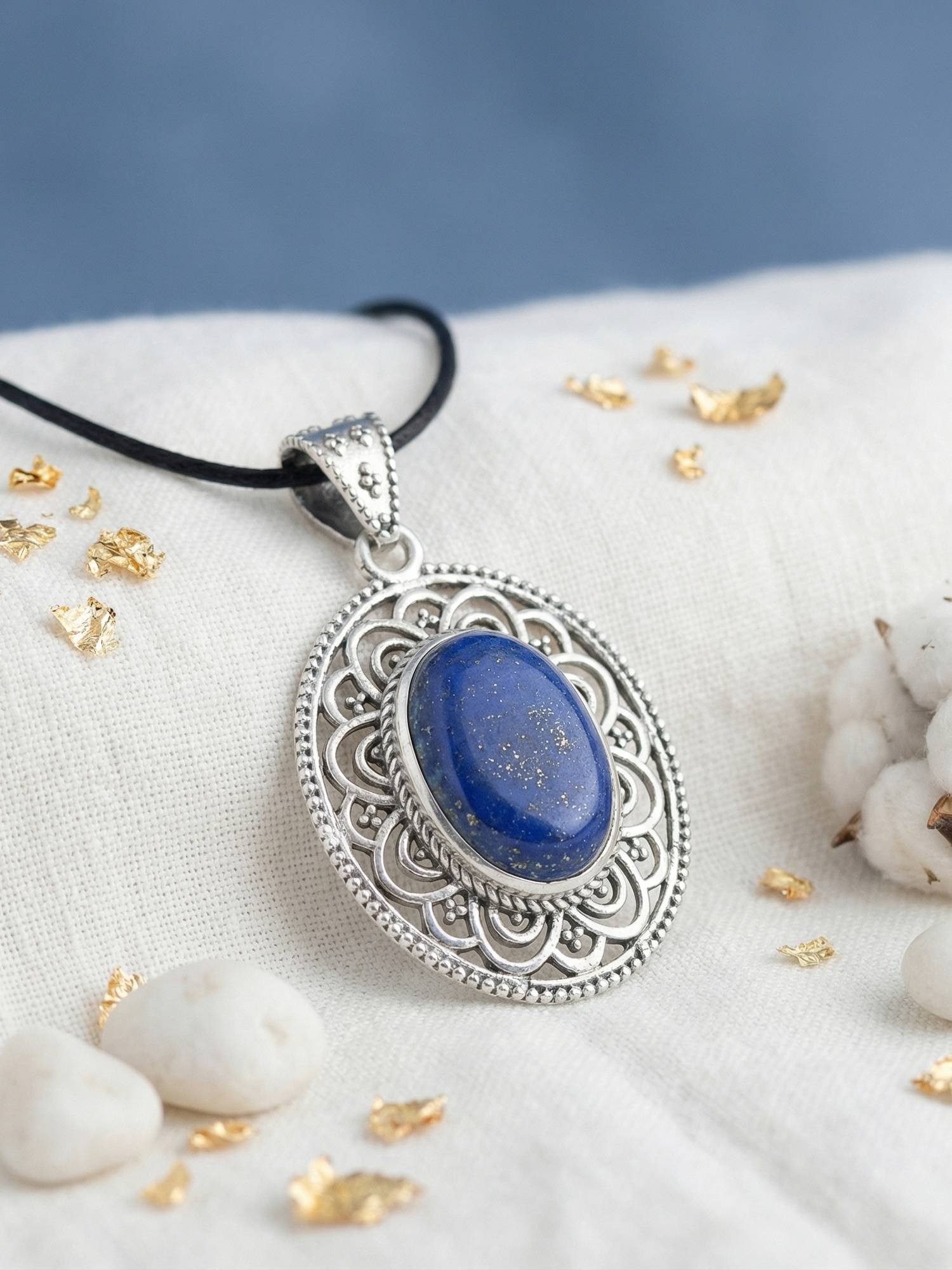 mantraroma Kettenanhänger MIUNI aus 925 Silber mit Lapis Lazuli (Kettenanhänger am Baumwollband im Schmuckbeutel), 925 Sterling Silber Kettenanhänger für Damen