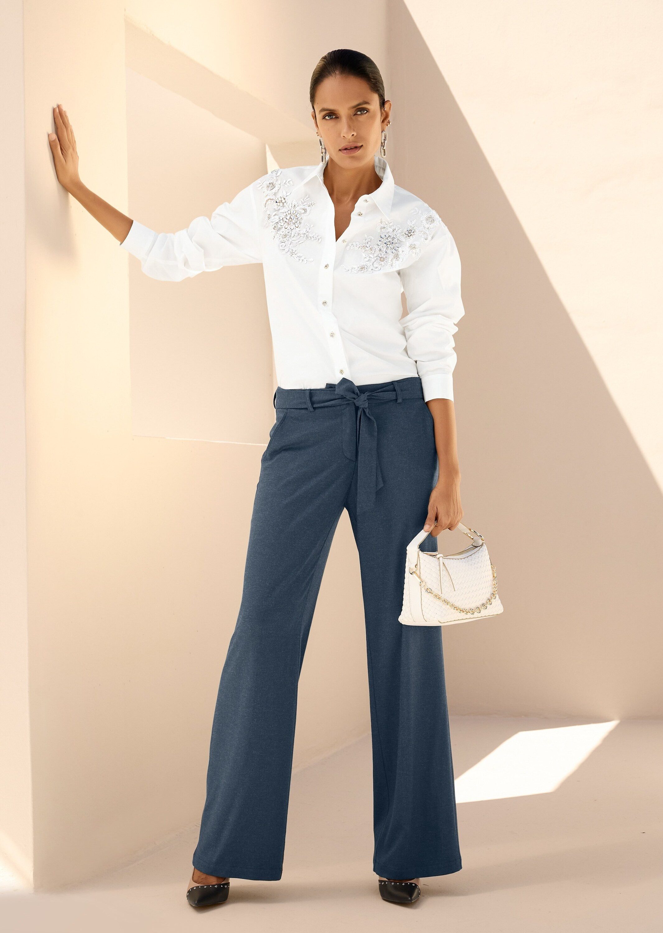 MADELEINE Langarmbluse Elegante Bluse mit Zierperlen Hemdkragen, Spitzenapplikationen, Schmuckknöpfe, Langarm