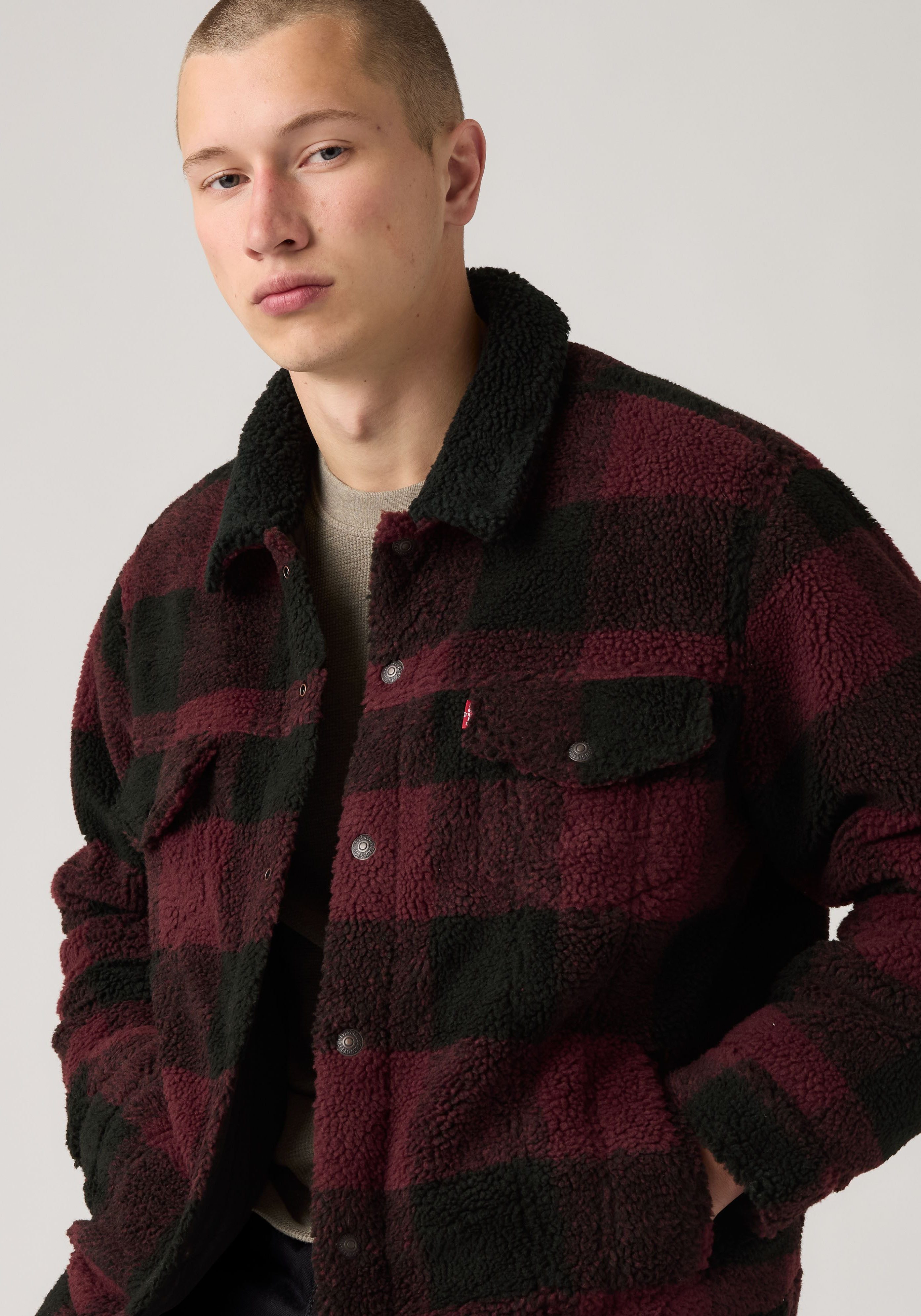 Levi's® Fleecejacke TYPE 3 EXT SHERPA TRUCKER Druckknopfverschluss, seitliche Eingrifftaschen – Bild 4 von 5