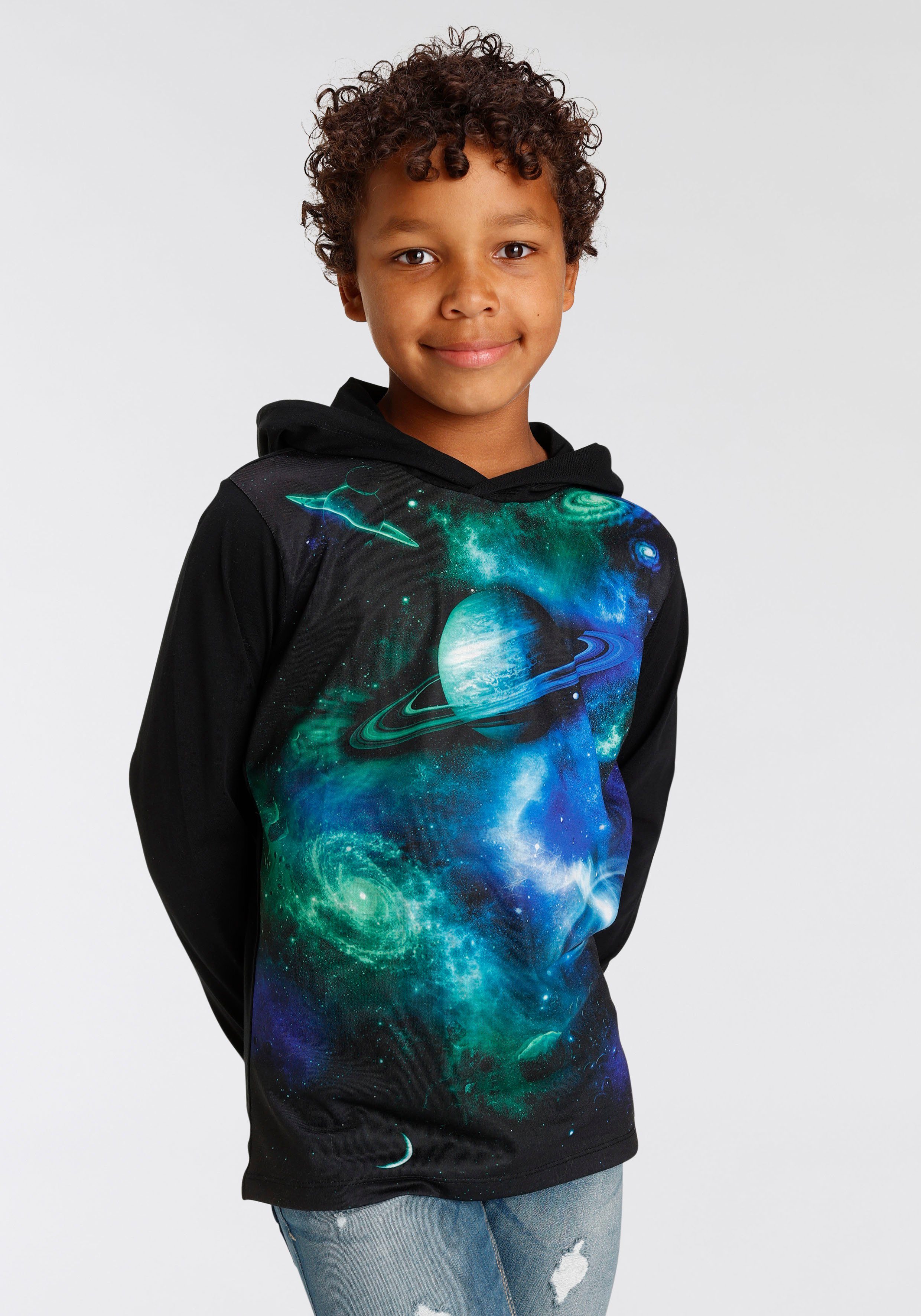 KIDSWORLD Kapuzenshirt UNIVERSUM -Fotoprint Langarm, Basic-Passform, mit trendigem Druck, aus Jerseystoff