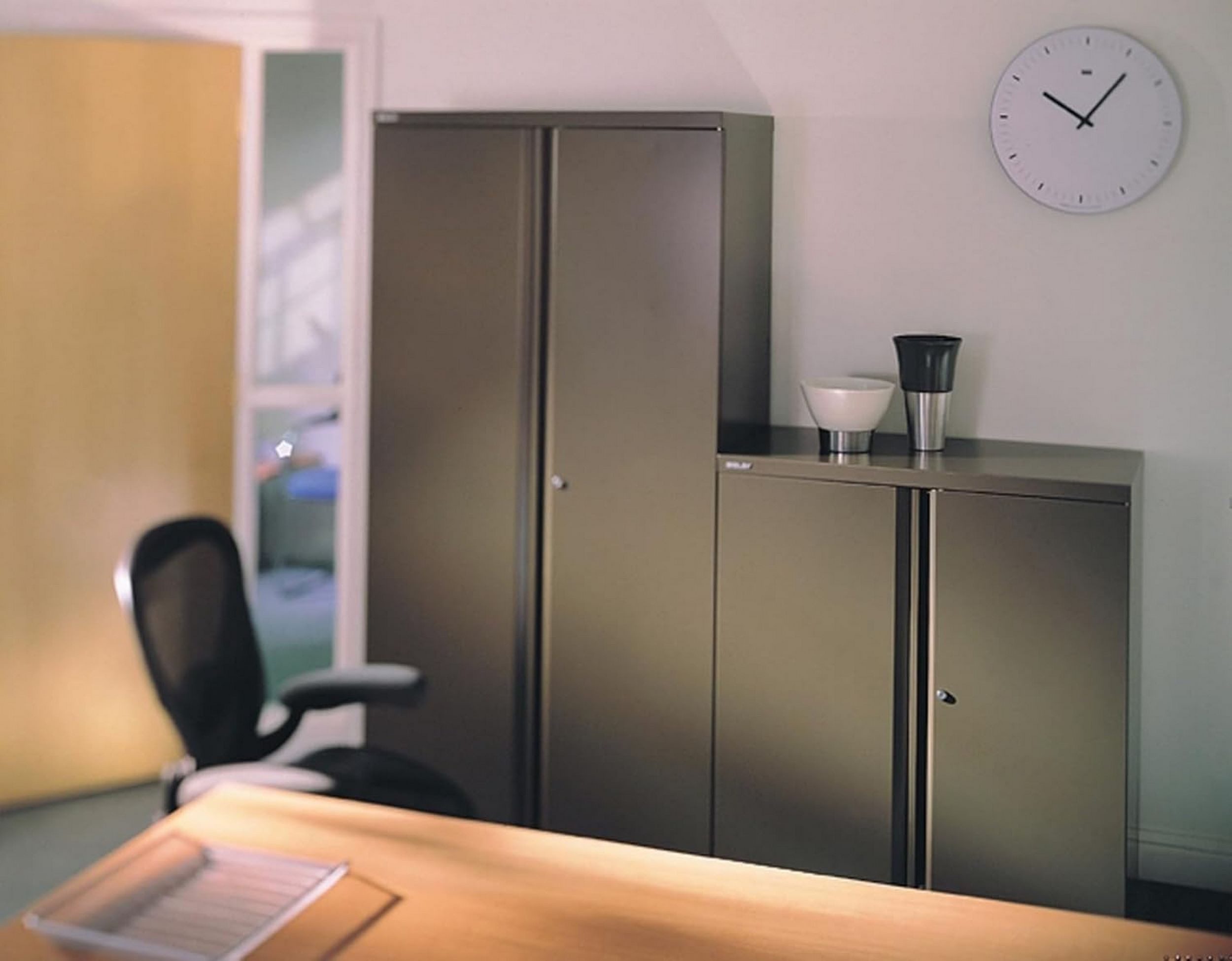Bisley Aktenschrank Essentials Flügeltürenschrank in Silber - Maße: H 100 x B 91 x T 47 cm