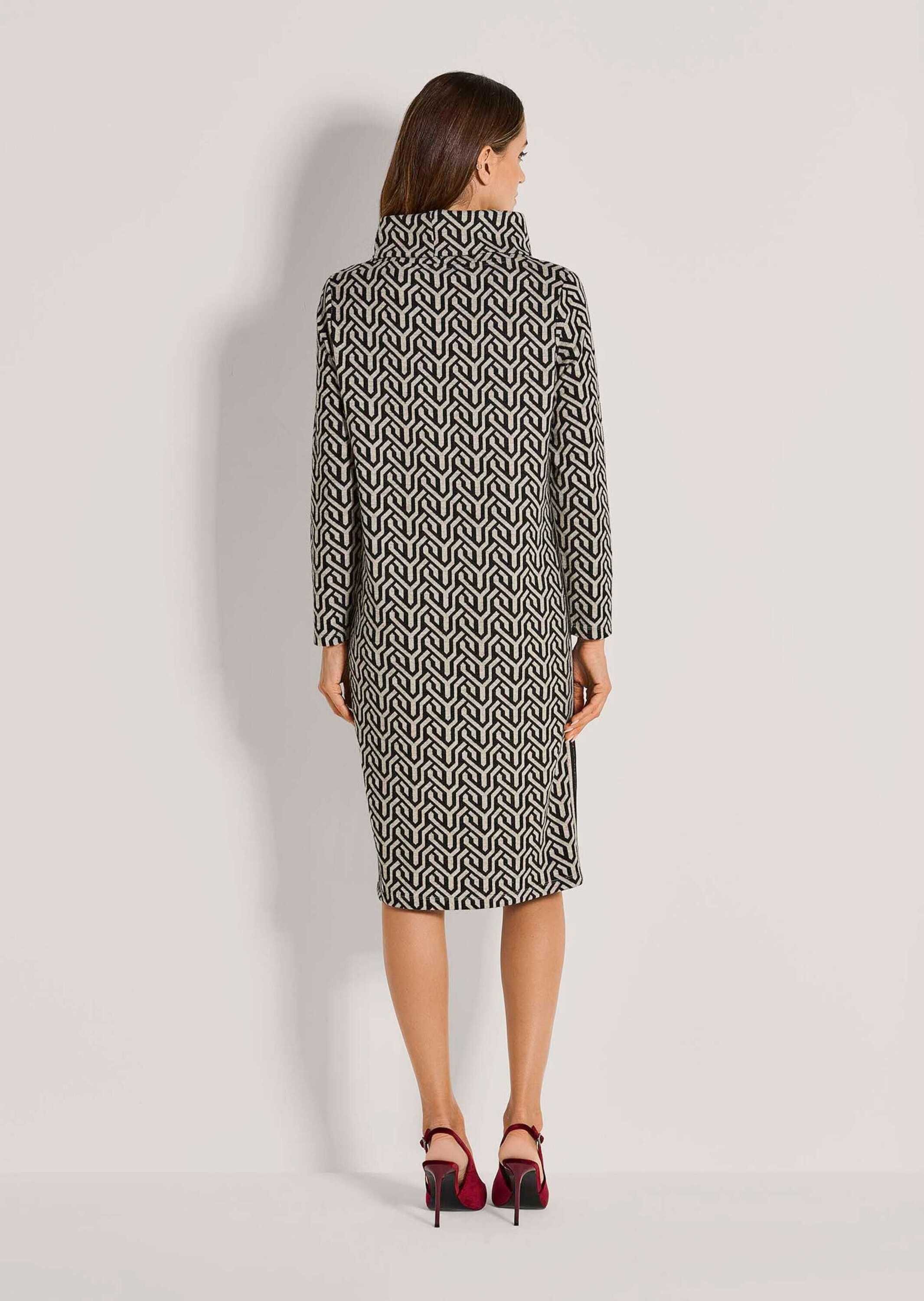 MADELEINE Midikleid Kleid mit Grafik-Jacquard und Rollkragen H-Linien-Kleid mit Schalkragen und langen Ärmeln