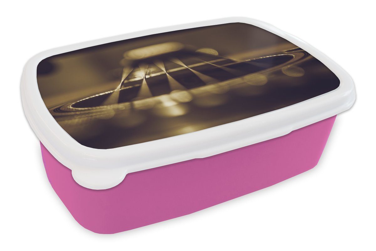 MuchoWow Lunchbox Nahaufnahme einer sechssaitigen akustischen Gitarre, Kunststoff, (2-tlg), Brotbox für Erwachsene, Brotdose Kinder, Snackbox, Mädchen, Kunststoff rosa