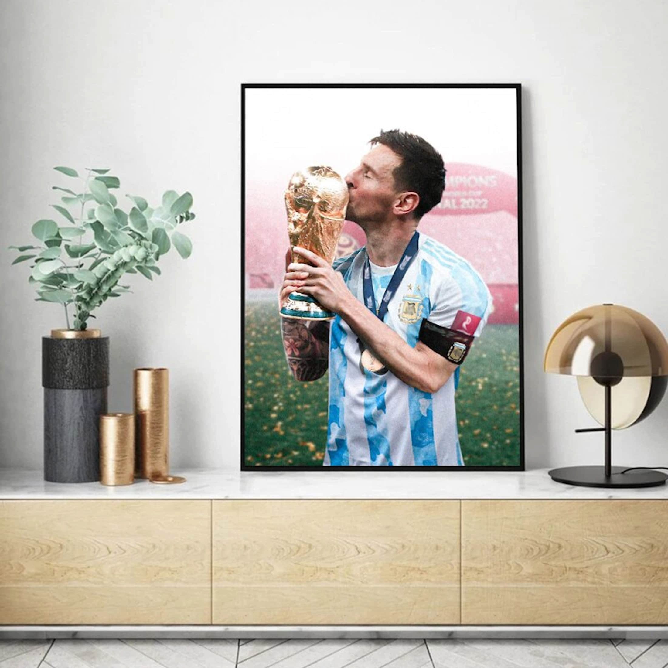 JUSTGOODMOOD Poster Fußball Messi mit Sieger Pokal Weltmeisterschaft 2022 in Qatar mit Arg, A (1 St) – Bild 2 von 4