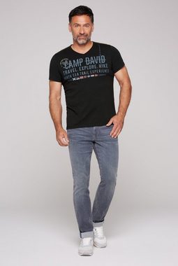 CAMP DAVID V-Shirt mit offener Kante am Ausschnitt
