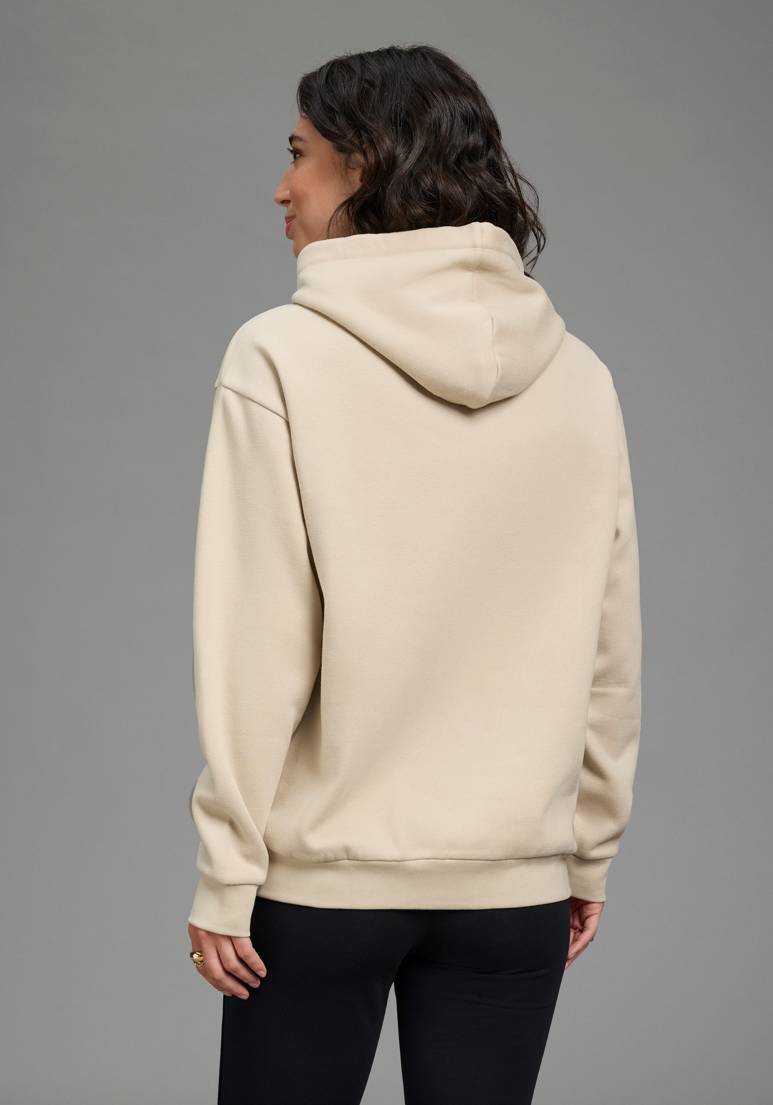DELMAO Kapuzensweatshirt Weiche Baumwollmischung mit Kängurutasche und bedruckter Kordel – Bild 2 von 5