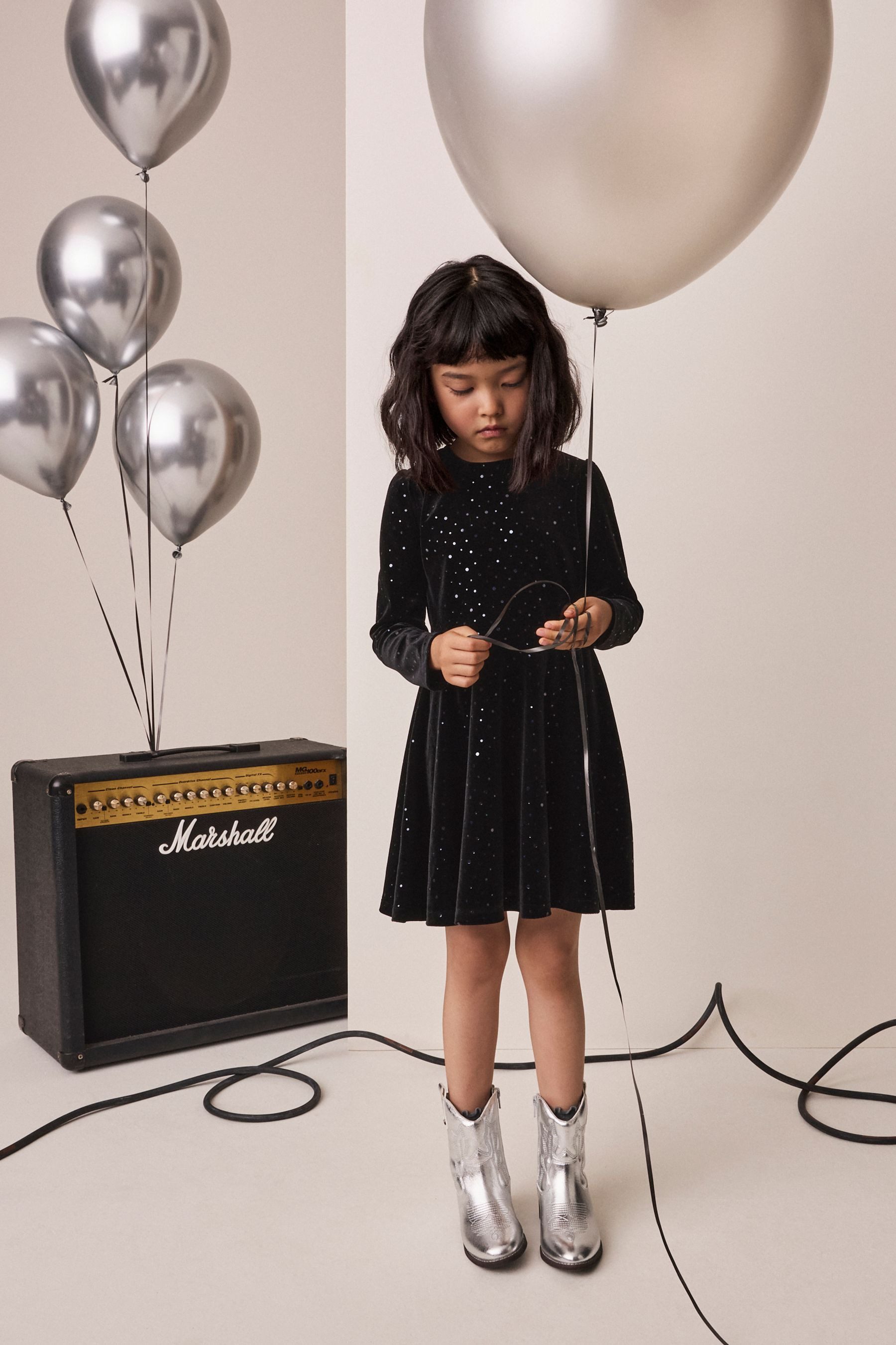 Next Samtkleid Funkelndes Kleid aus Samt mit langen Ärmeln (1-tlg)