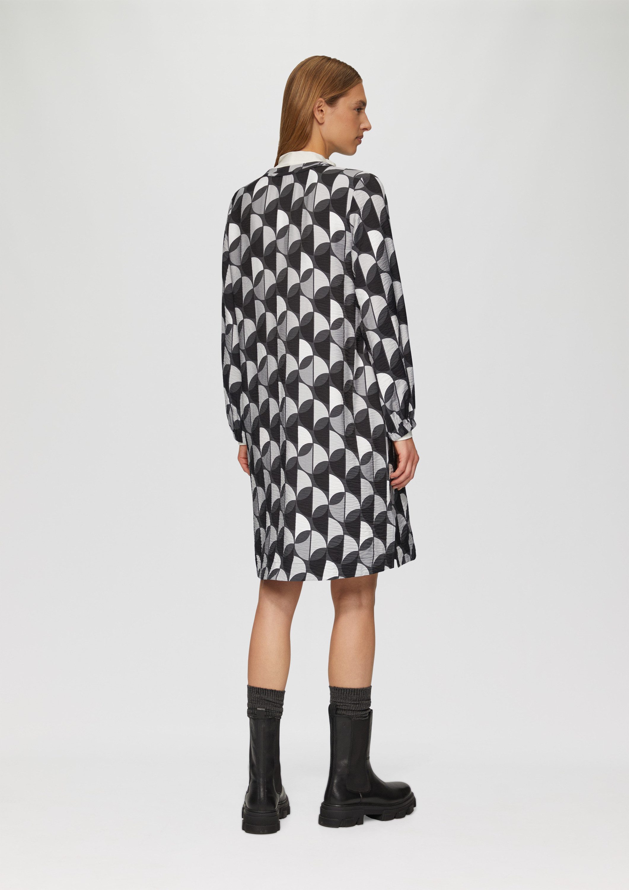 s.Oliver Minikleid Kleid Viskose-Kleid mit All-over-Print und seitlichen Eingrifftaschen