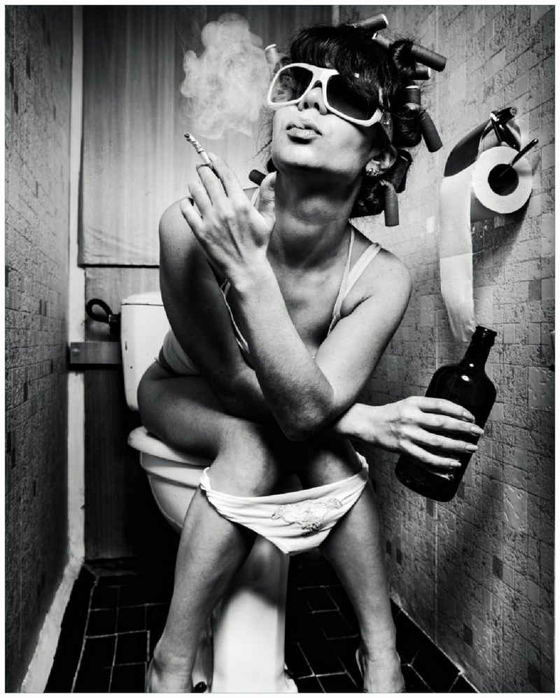 Wallario Poster, Kloparty - Sexy Frau auf Toilette mit Zigarette und Schnaps, in verschiedenen Ausführungen