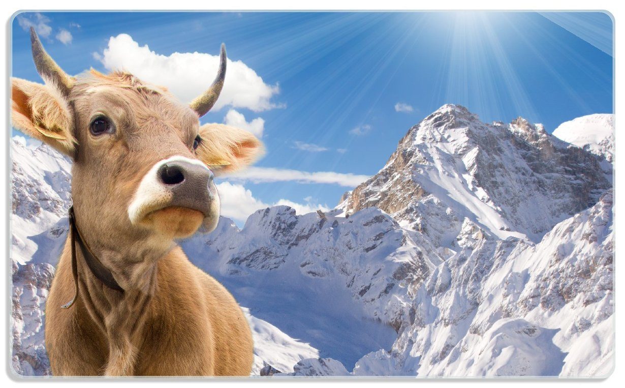 Wallario Frühstücksbrett Kuh den im in Gummifüße 4mm, ESG-Sicherheitsglas, 14x23cm 1-St), (inkl. Alpen, rutschfester Sonnenschein