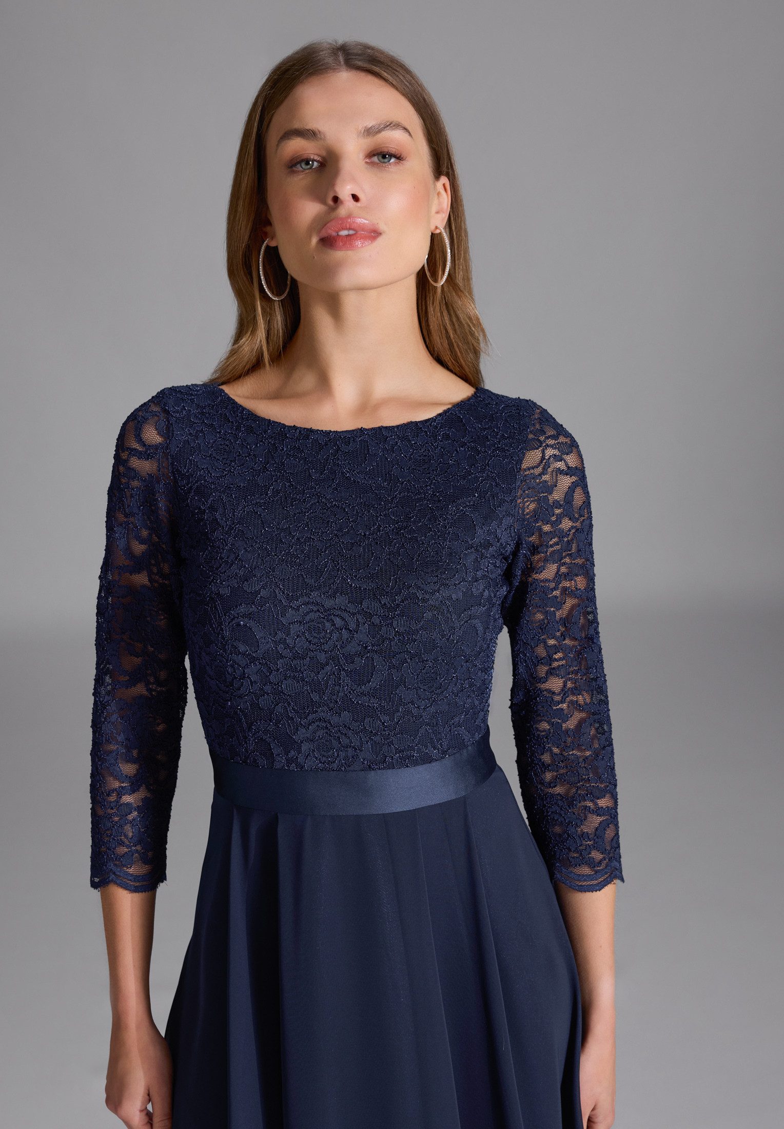 SWING Abendkleid - Abendkleid aus Spitze und Chiffon mit ¾ Arm Taillierte Passform mit ausgestelltem Rockteil