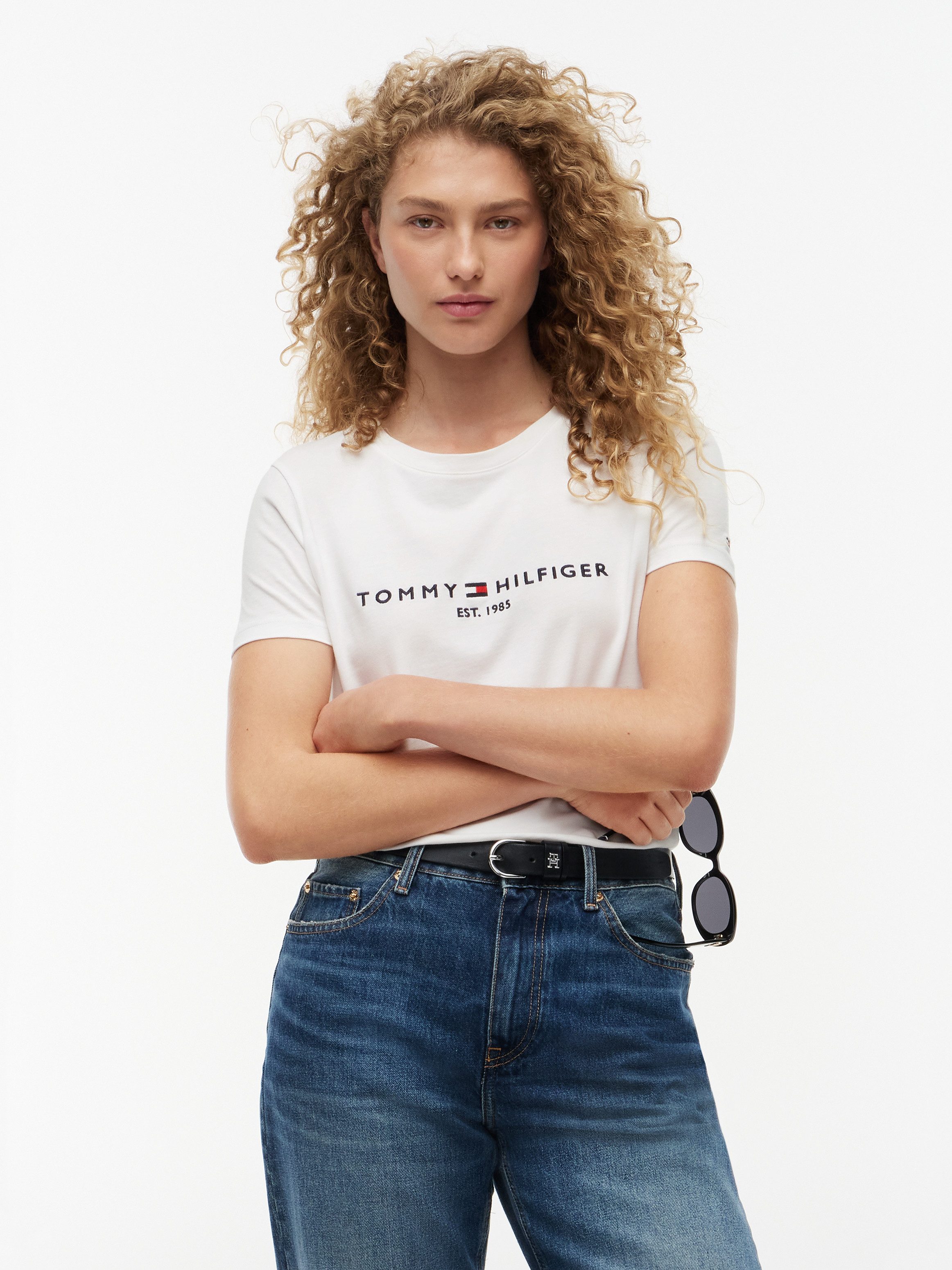 Tommy Hilfiger Rundhalsshirt HERITAGE HILFIGER C-NK REG TEE mit gesticktem Tommy Hilfiger Linear Logo-Schriftzug