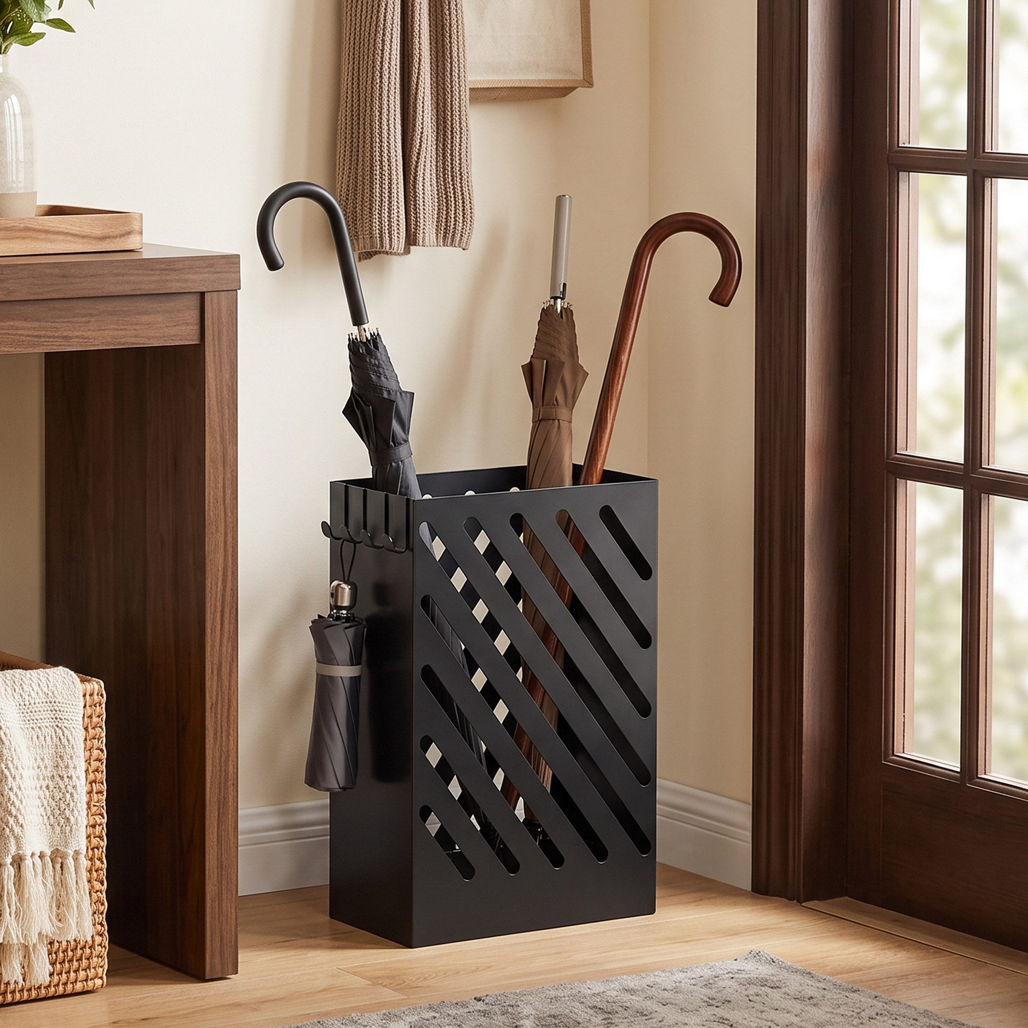 HOMCOM Schirmständer Regenschirmkorb mit 4 Haken und Wasserauffangschale (Regenschirmhalter für Gehstöcke, Regenschirme, 1 St., Stahl), 28 x 14 x 41 cm, Schwarz