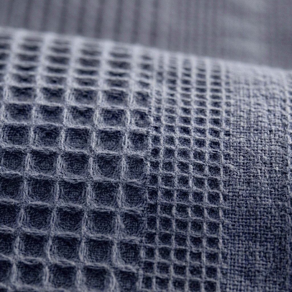 herémood Tagesdecke aus 100% Baumwolle – Elegante Waffelpique Wohndecke 180x220 cm, weiche, Kuscheldecke für Sofa & Bett, atmungsaktiv & pflegeleicht – ANTHRAZIT