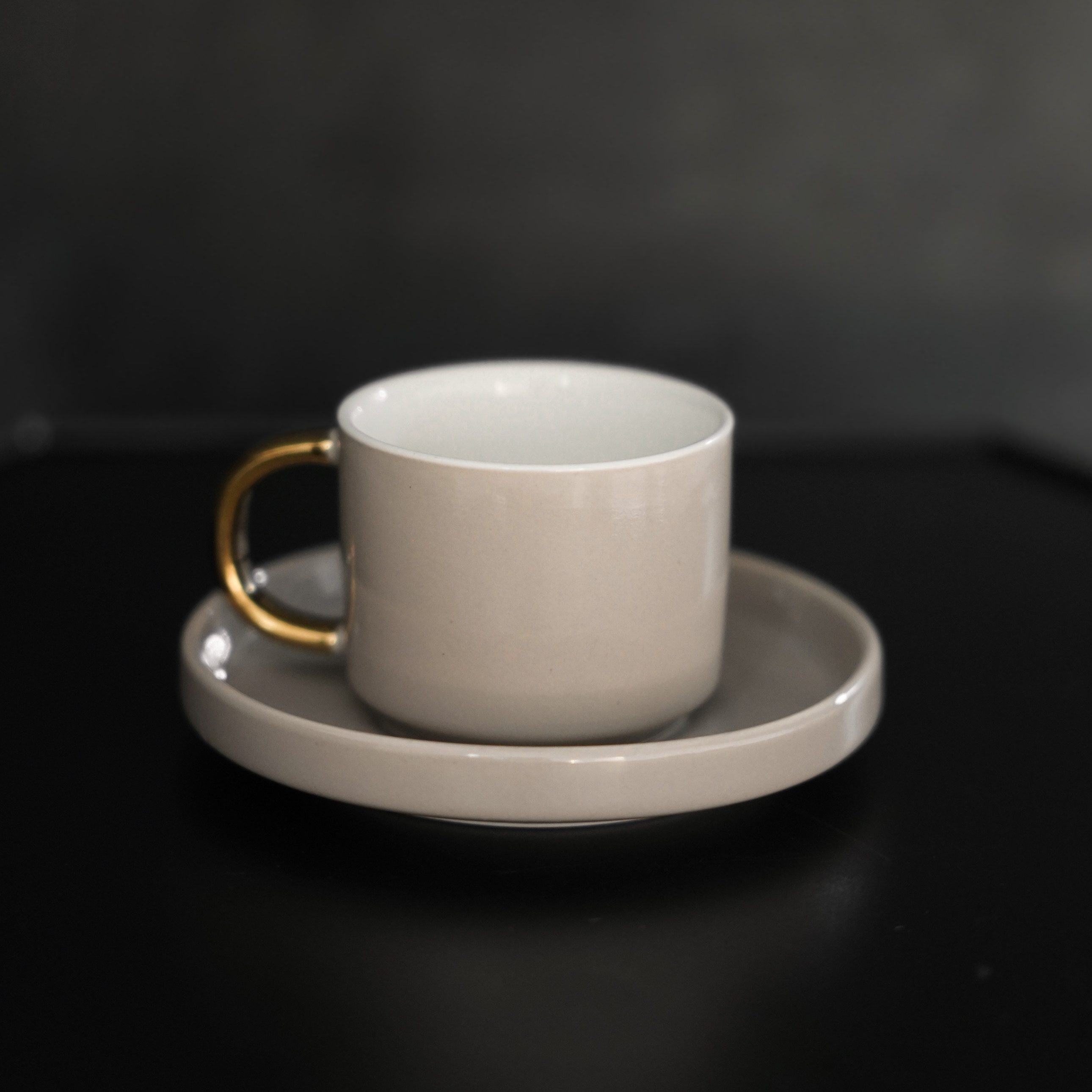Mulex Kaffeeservice 12-tlg Mokkatassen Set aus hochwertigem Porzellan, 90 ml - Taupe/Gold (12-tlg), 6 Personen, Porzellan, 6x Mokkatassen, 6x Unertassen