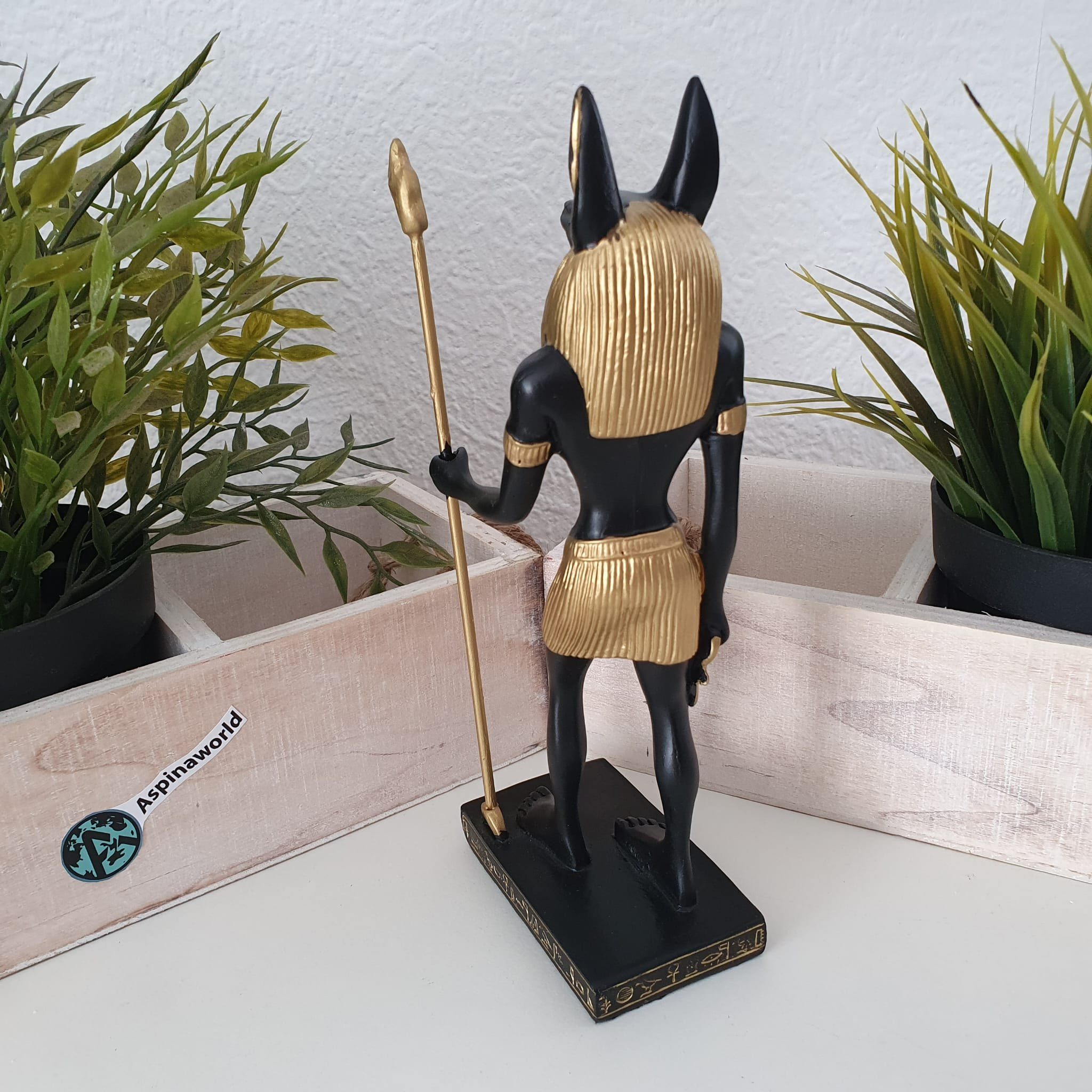 steht Aspinaworld Arm Anubis Dekofigur im Figur cm mit 41 Speer