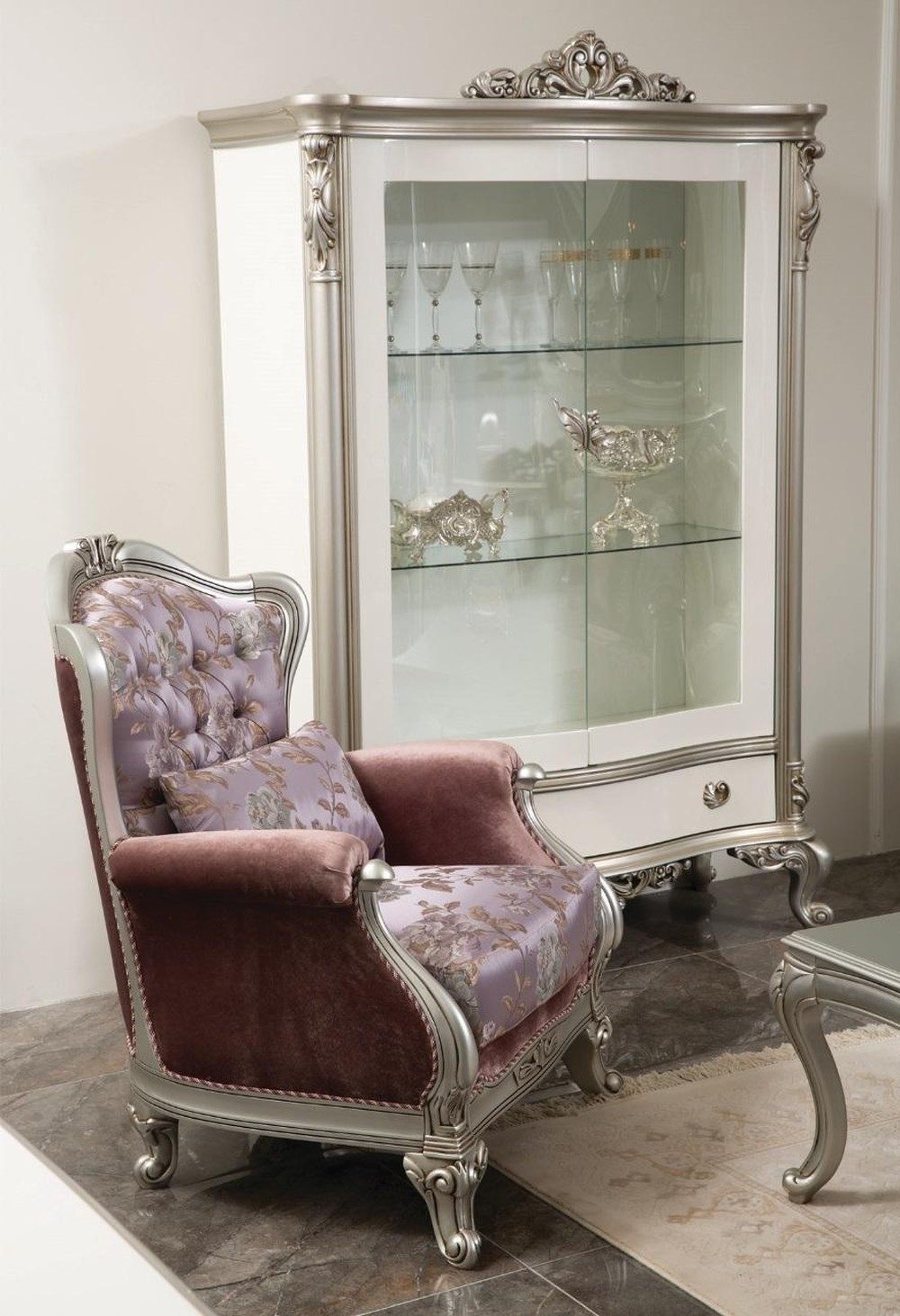 JVmoebel Polsterstuhl Elegantes lila Blumenmuster Sofa im Barockstil Einzelstück, Made in Europa