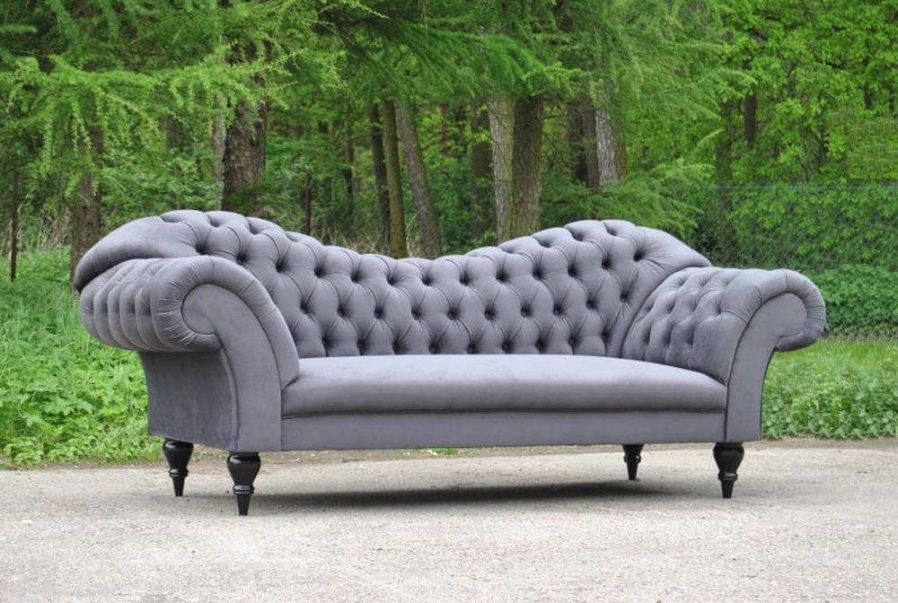 Chesterfield-Sofa Grau gepolstertes Sofa mit Chesterfield-Knöpfen und schwarzen Füßen