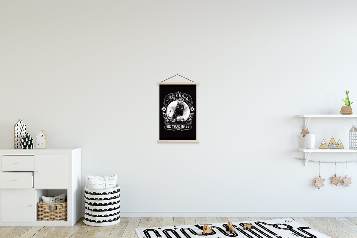 MuchoWow Poster Löwe - Retro - Erfolg - Zitat, (1 St), Posterleiste, Textilposter für Wohnzimmer, Bilderleiste, Magnetisch