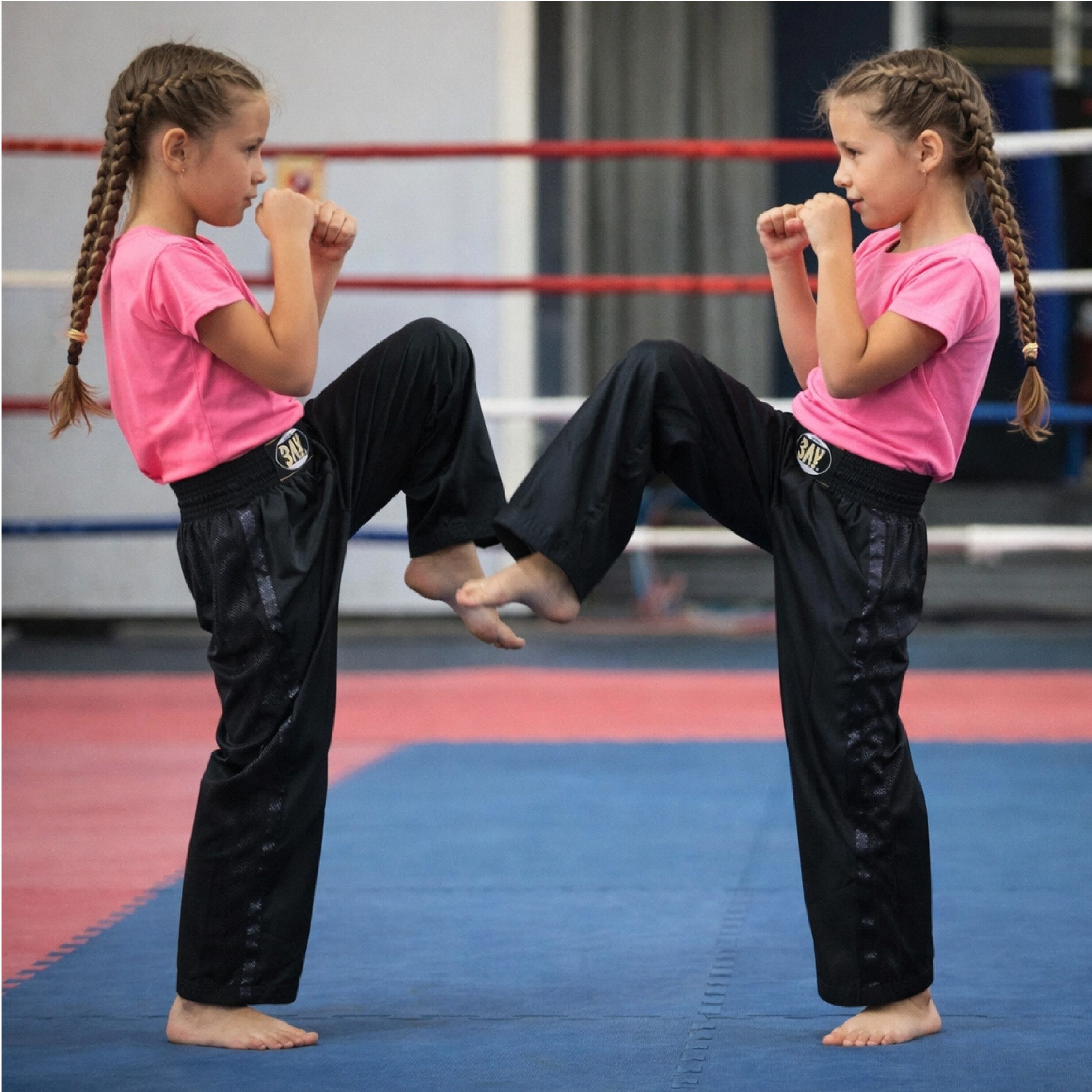 BAY-Sports Sporthose Kickboxhose NETZ-MESH Mesh Netzeinsatz Hose lang Kickboxen Kampfsport lange, leichte, locker sitzende Trainingshose, Schwarz