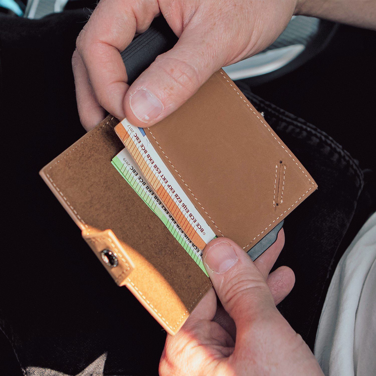 ZANI Braun Geschenkbox, RFID Mini mit Wallet Echtleder Parkscheinslot, Vintage Aluminiumgehäuse, AirCase Slim Blocker, Geldbörse (Inkl. MAGATI Fundservice), Optionaler