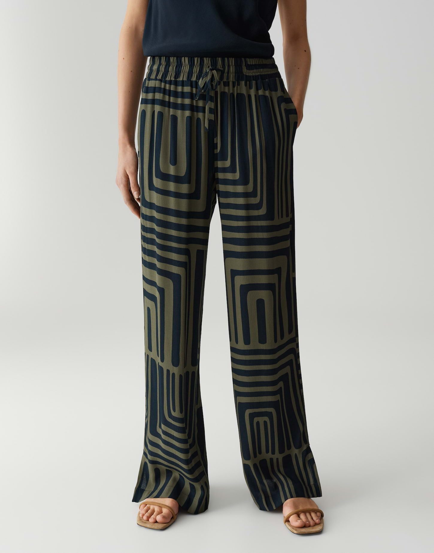 OPUS PANTS Stoffhose MALOTTA ABSTRACT mit Schlitzdetail am Saum