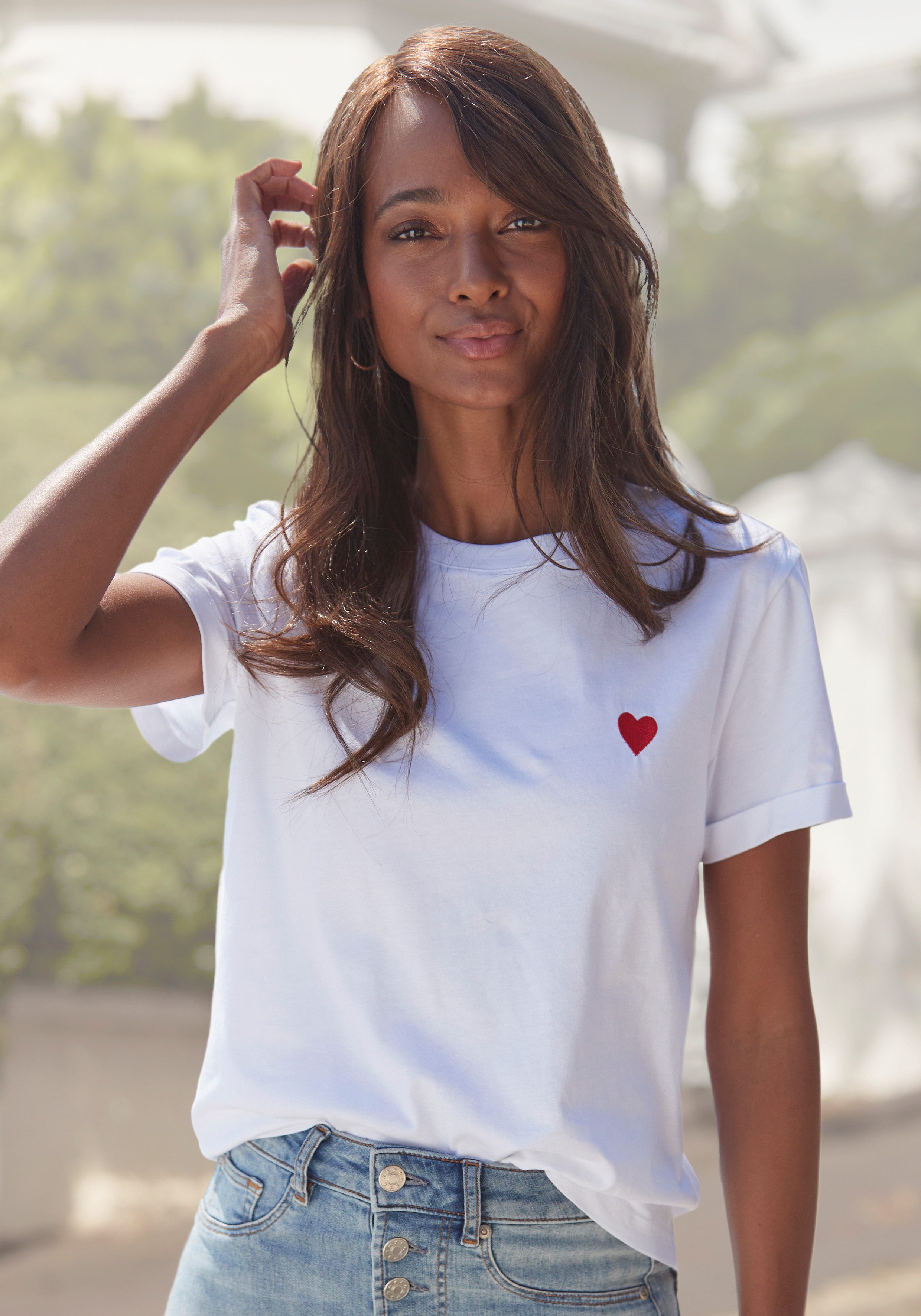 LASCANA T-Shirt mit süßer Herz-Stickerei, Kurzarmshirt aus Baumwolle, Herz-Shirt