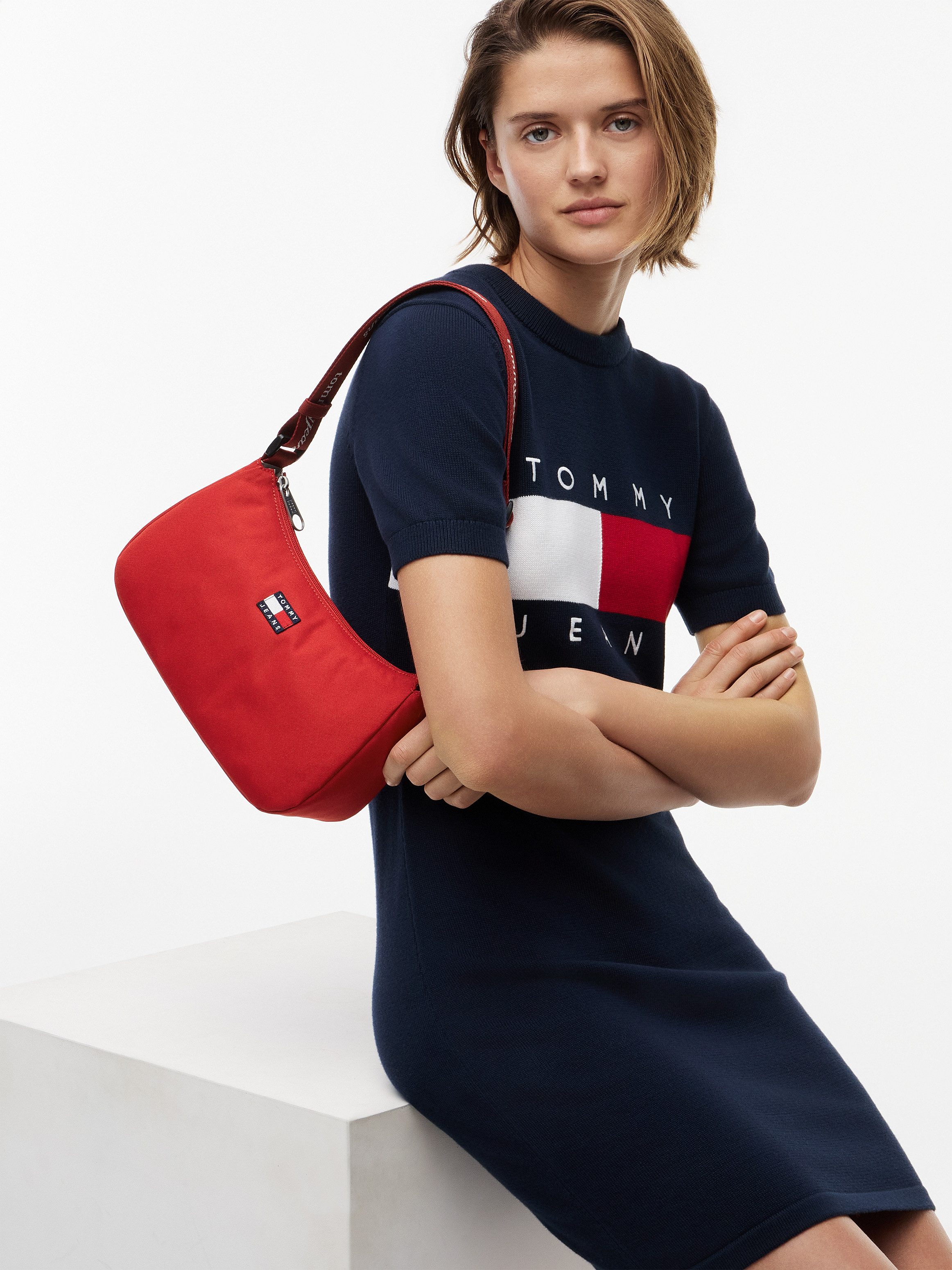 Tommy Jeans Schultertasche TJW ESS DAILY SHOULDER BAG, Damen Handtasche, Umhängetasche mit Logoschriftzug auf dem Riemen