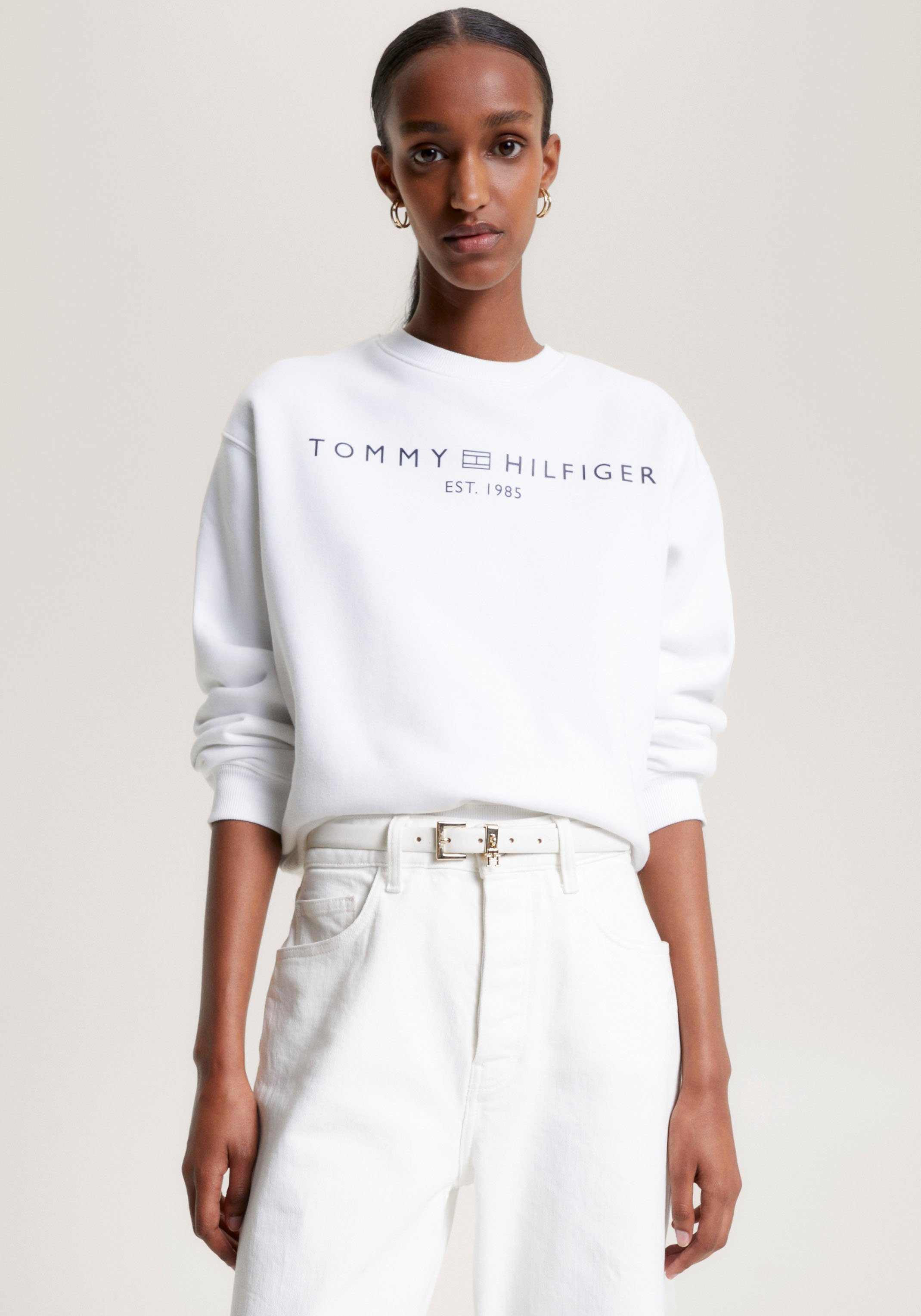 Tommy Hilfiger Sweatshirt MDRN REG CORP LOGO C-NK SWTSHRT im hüftlangen Schnitt, Tommy Hilfiger Logoschriftzug mit Flag-Frame