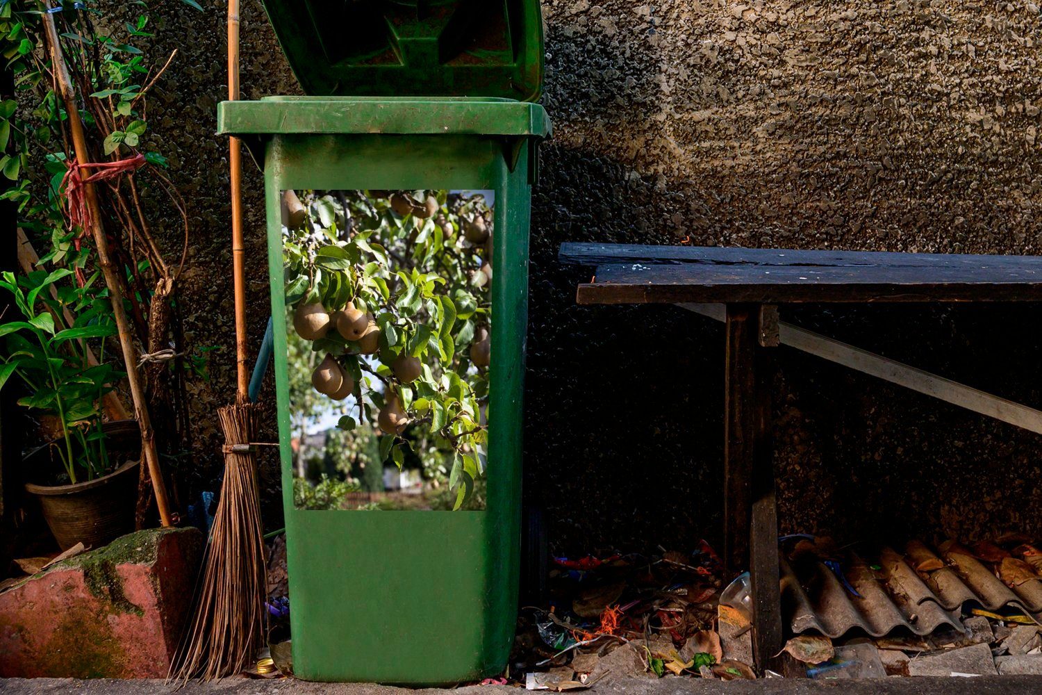 einer hängende einem Birnenfarm An Sticker, auf Mülleimer-aufkleber, Wandsticker Container, St), (1 MuchoWow Mülltonne, Gebäude Birnen Abfalbehälter