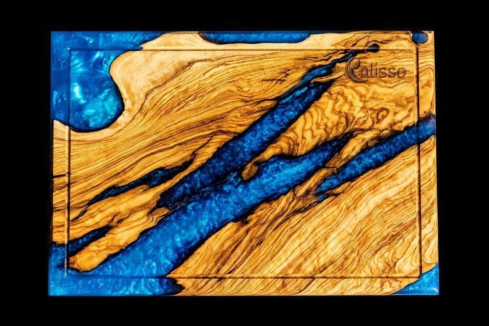 Calisso Servierbrett handgefertigt Aquamarine Line, Olivenholz und Epoxidharz, (1-St), Olivenholz aus dem schönen Norden des Ägäis und Epoxidharz