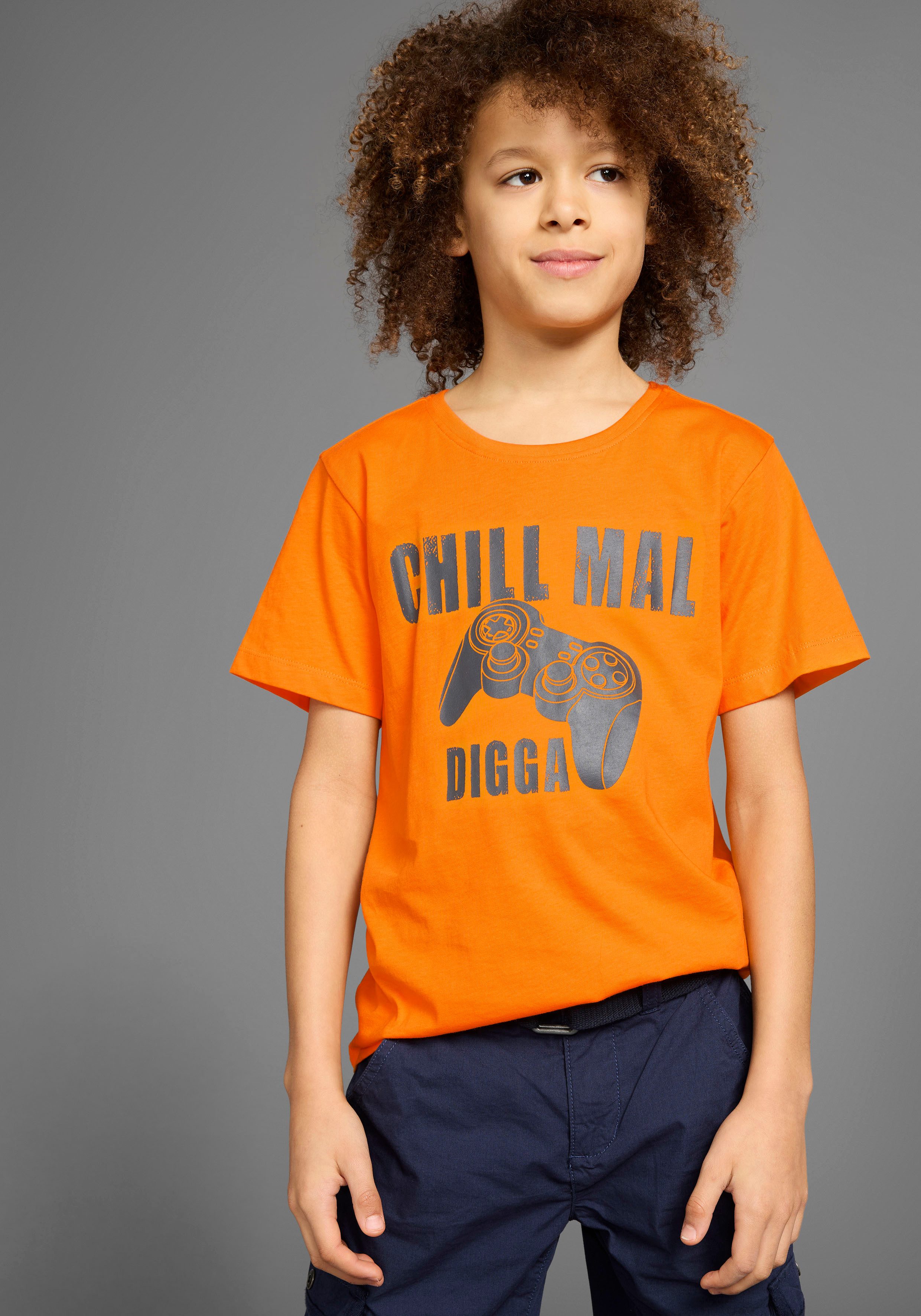 KIDSWORLD T-Shirt Mit Spruch: CHILL MAL Kurzarm, Basic-Stil, mit coolen Schriftzügen, Rundhalsausschnitt. € 9,99, (€ 9,99 pro 1 Stk).