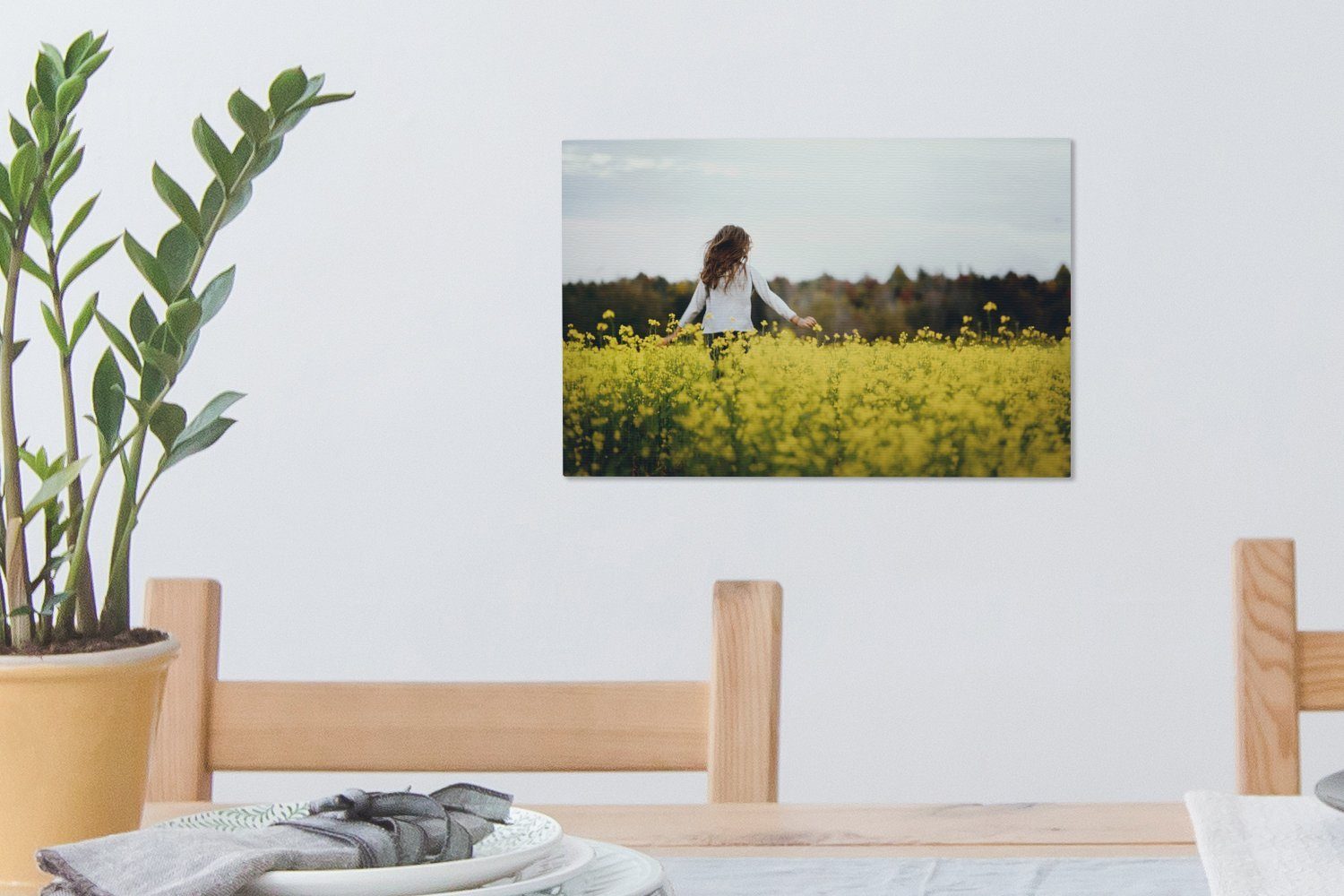 OneMillionCanvasses® Leinwandbild Mädchen durch 30x20 Aufhängefertig, Wanddeko, Blumen, ein gelben Wandbild mit (1 Feld St), cm Leinwandbilder, läuft